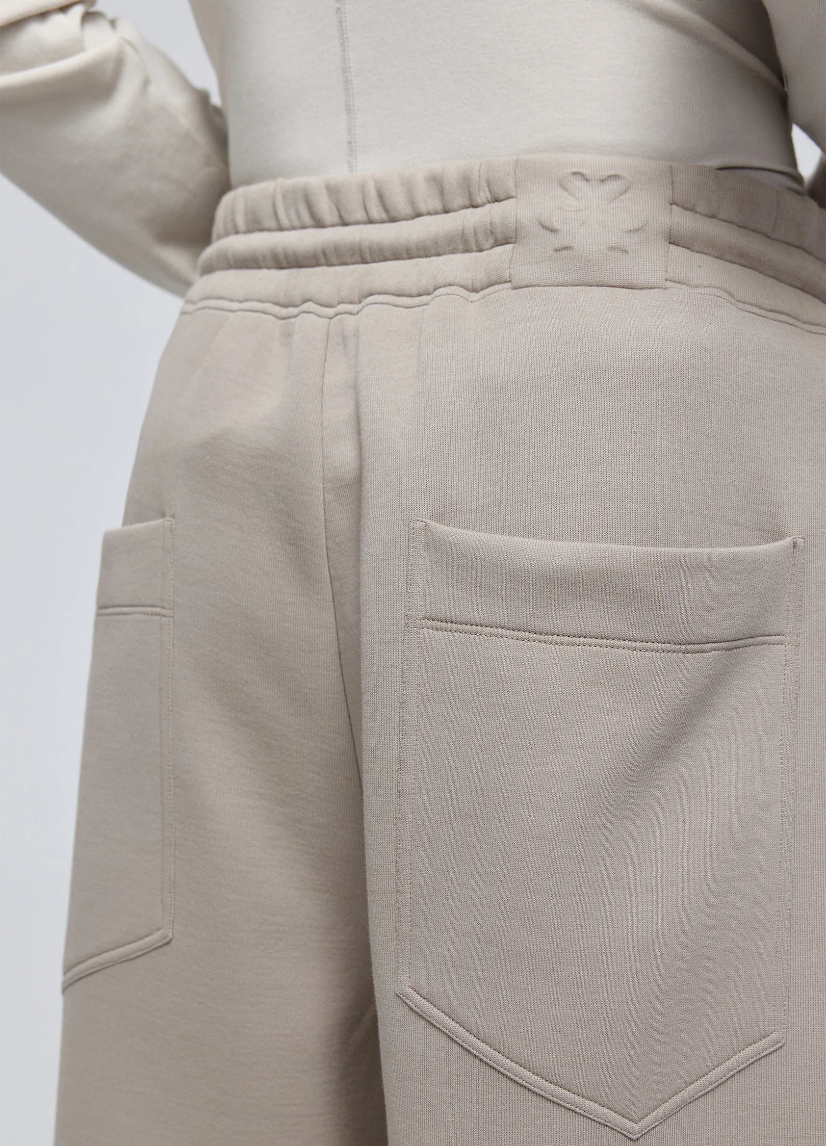 Logotipo en relieve pantalones de chándal de pierna ancha