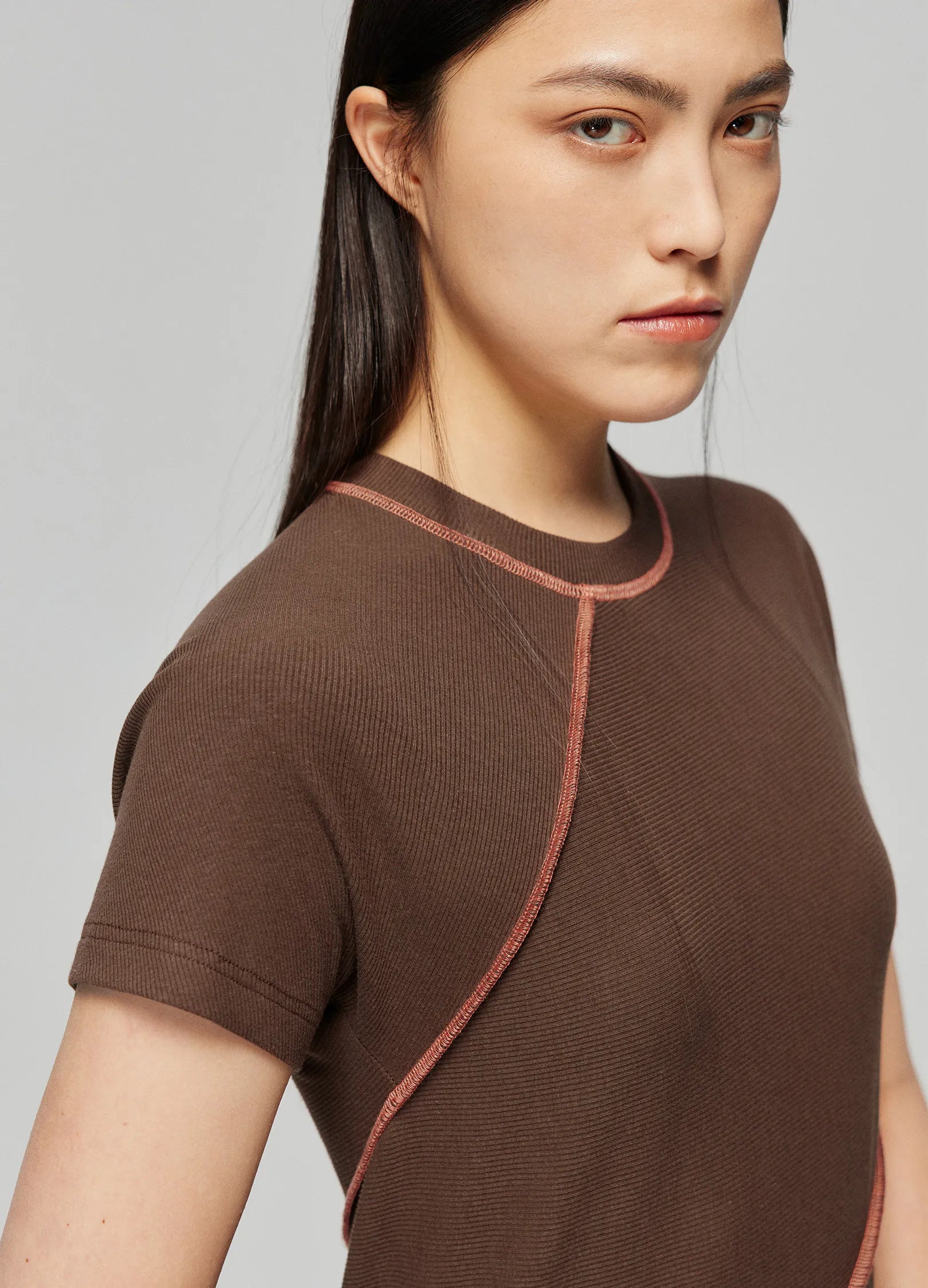 Camiseta acanalada con costuras de contraste