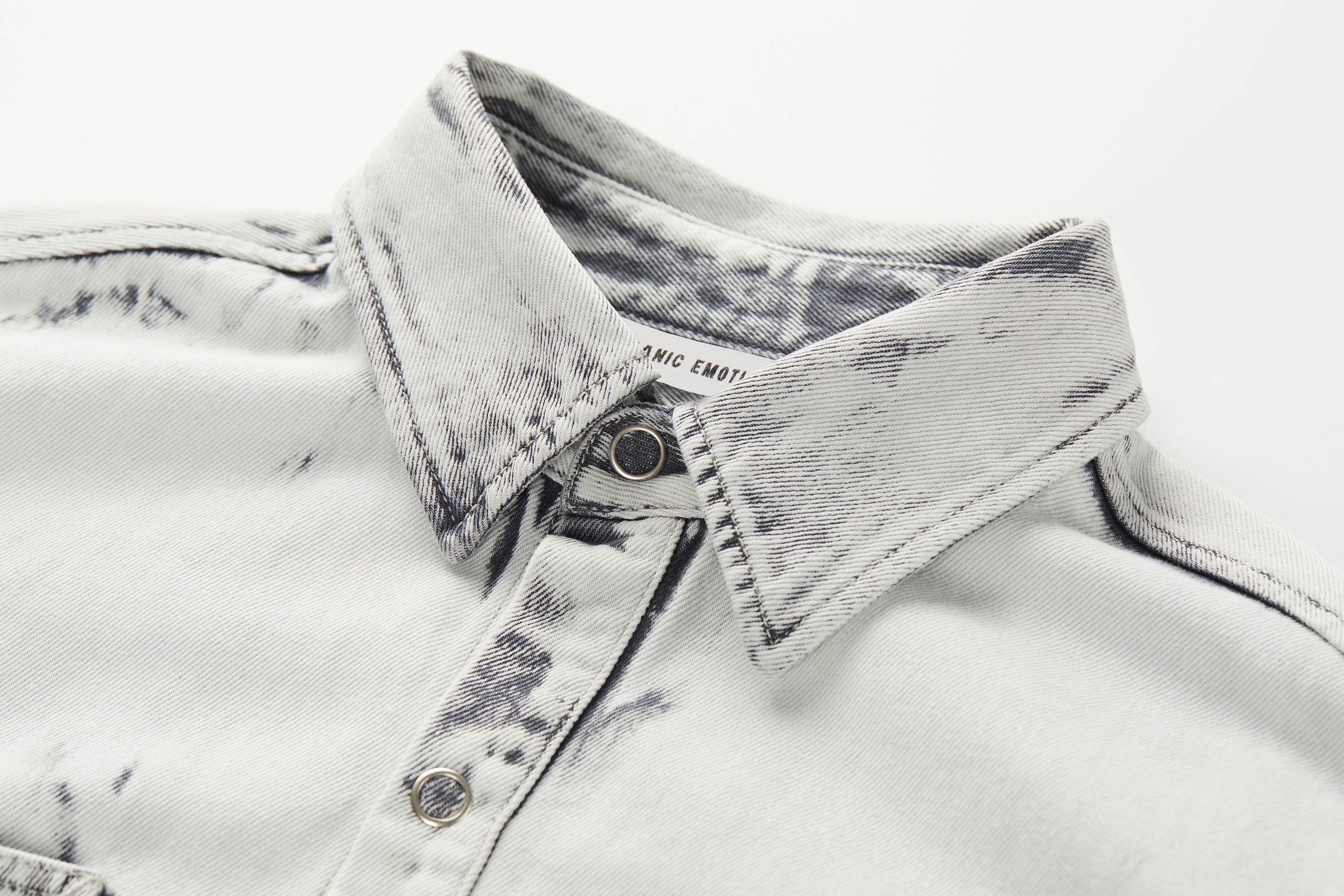 Camisa de gran tamaño de mezclilla blanqueada