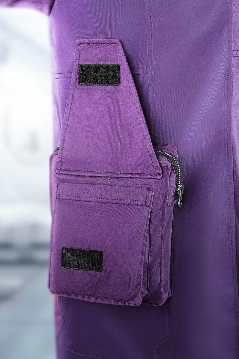 Tee de bolsillo de carga púrpura.
