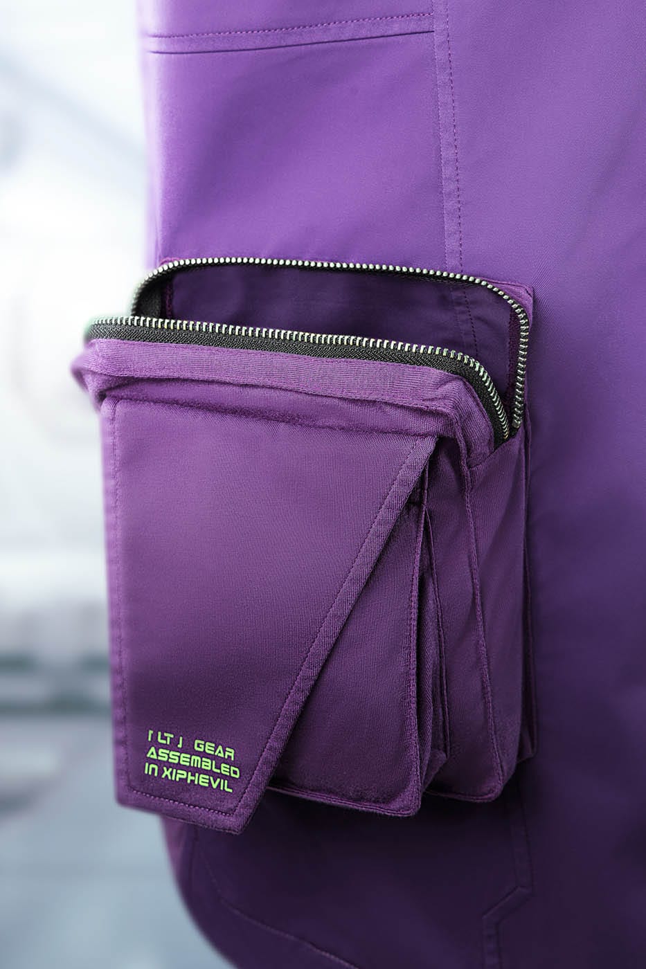Tee de bolsillo de carga púrpura.