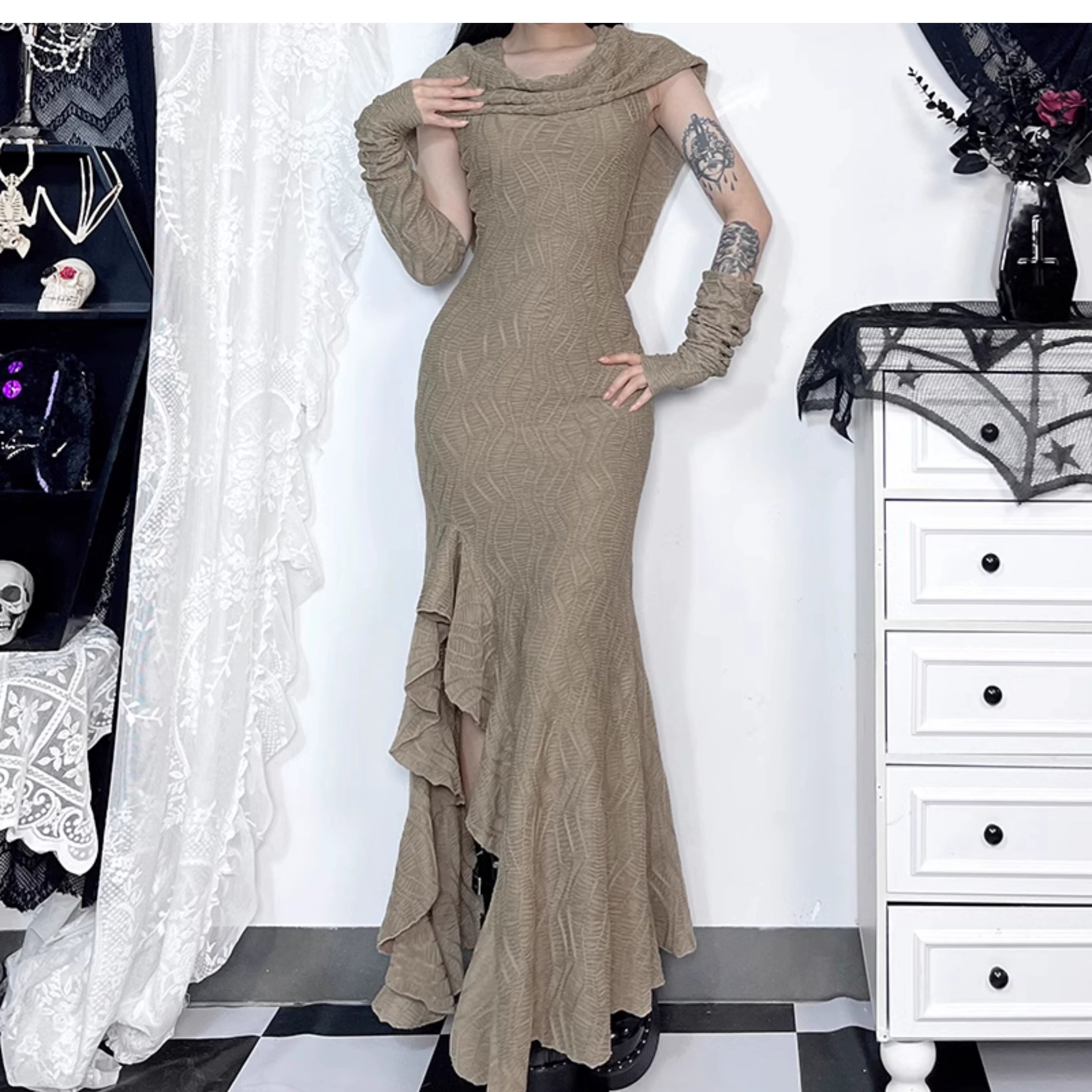 Wannathis Avantgarde -Kapuze Maxi Kleid - Taupe kaltes Schulterkleid mit Rüschendetails