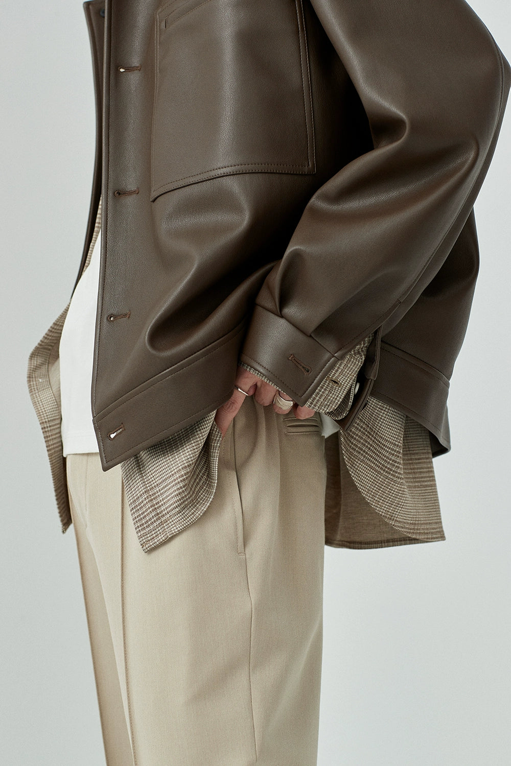 Chaqueta de cuero PU de gran tamaño de cuello cuadrado
