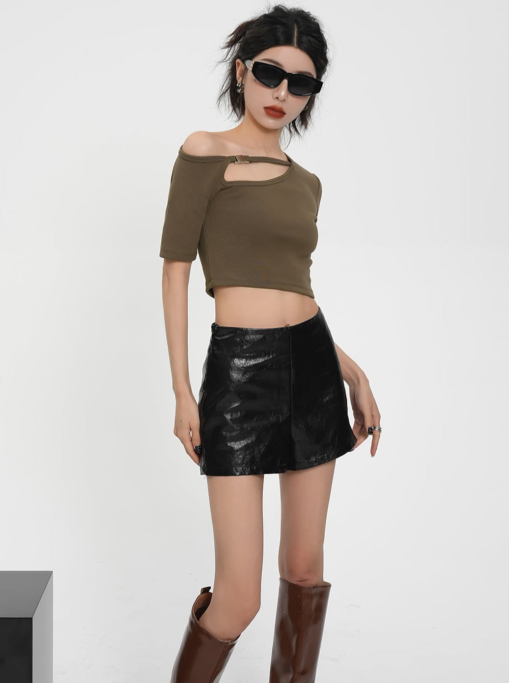 Mini jupe en faux cuir à taille haute - Skort de style enveloppe noire énervé