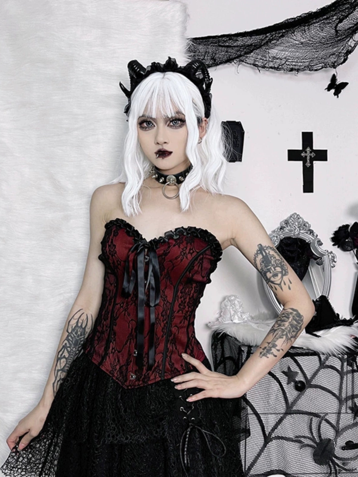 Wannathis Gothic Lacet-Up Corset - Bustier de brocade floral rouge et noir avec garniture à volants