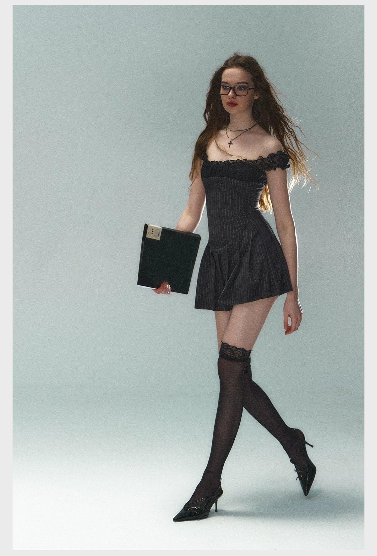 Robe mini-robe à pinson en dentelle - manche de casquette pour femmes en ajustement carré et robe de cocktail évasée