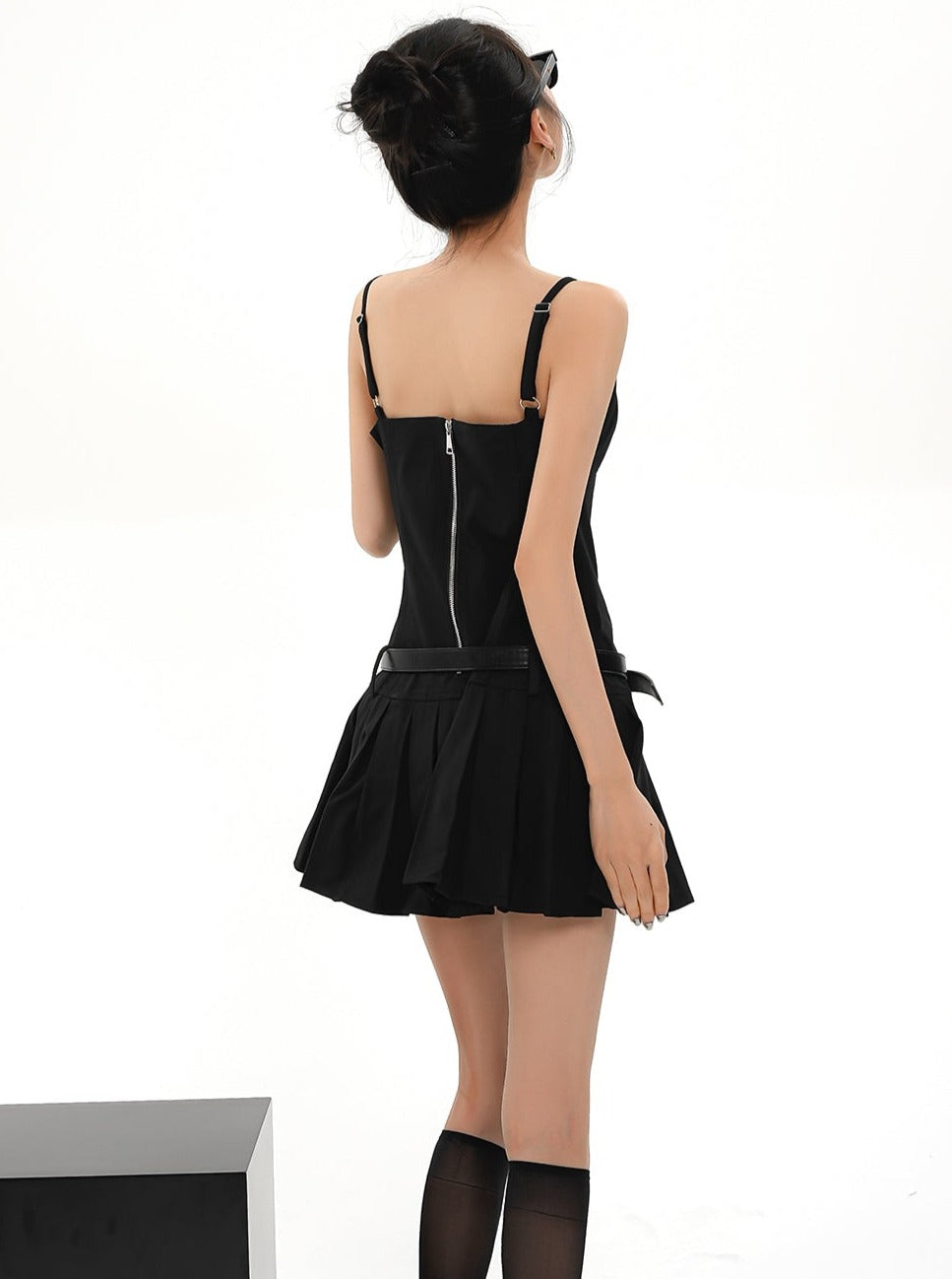 Flirty Fit & Flare Duo: White Strapless Corset Mini Vestido y vestido de patinador sin mangas negras