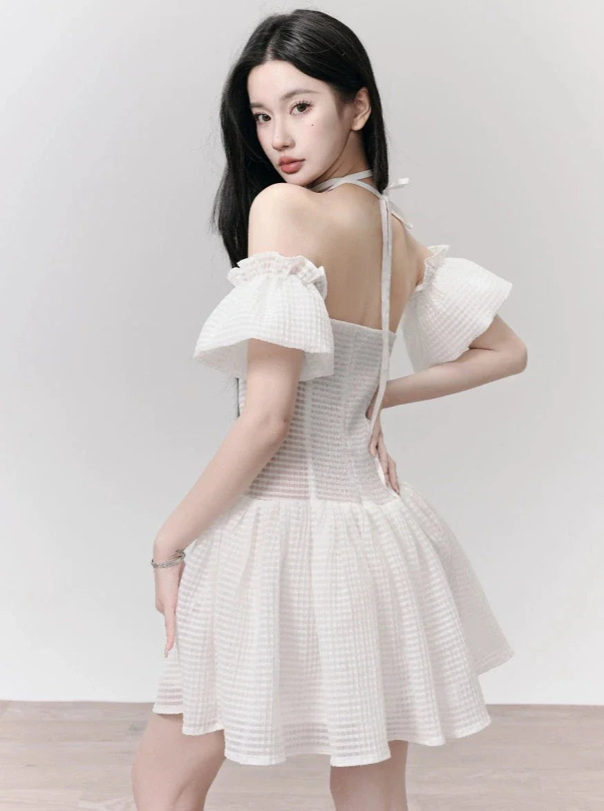 Weiße Ötenspitze Off-Shoulder Mini-Kleid mit Halsnackendetails