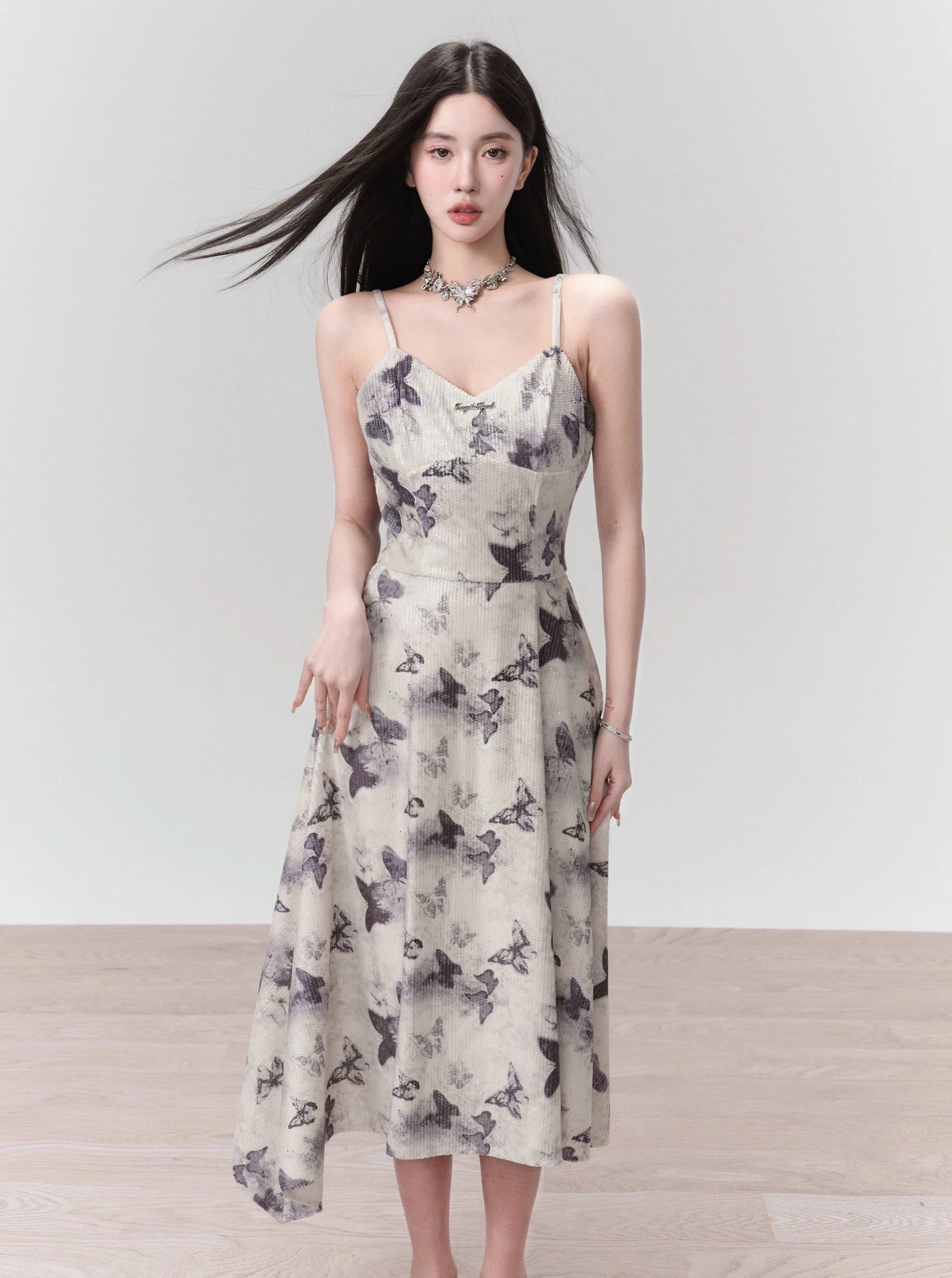 Vestido de correa de espagueti con estampado de mariposa con dobladillo con volantes