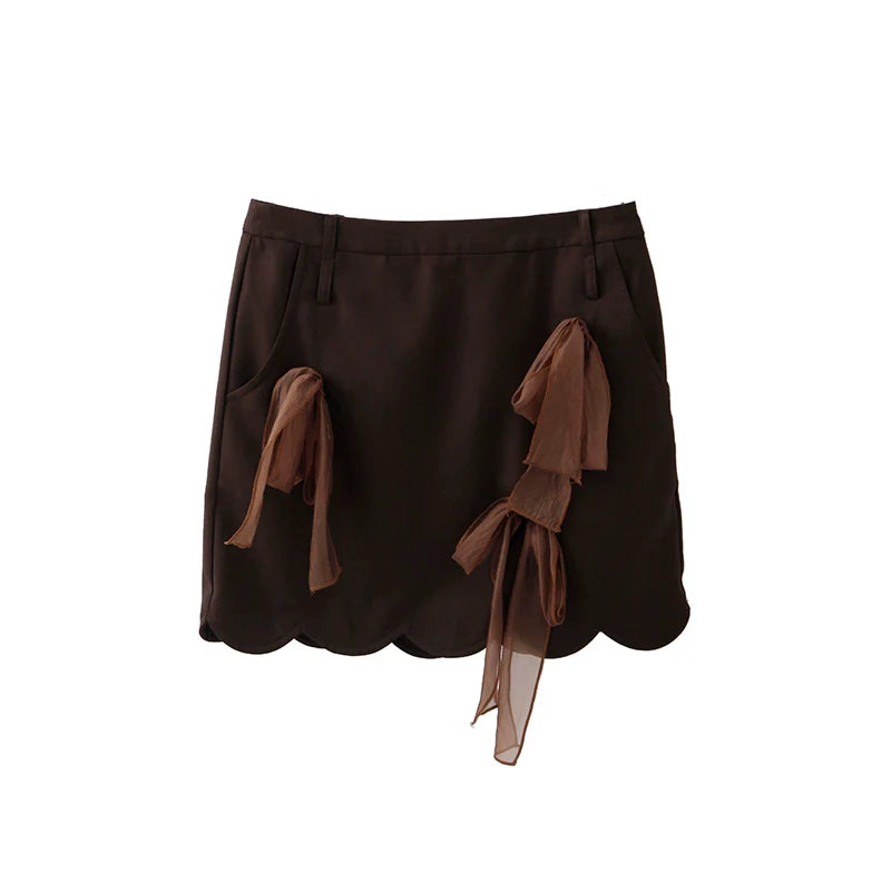 Jupe festonnée brune avec des détails d'arc transparent
