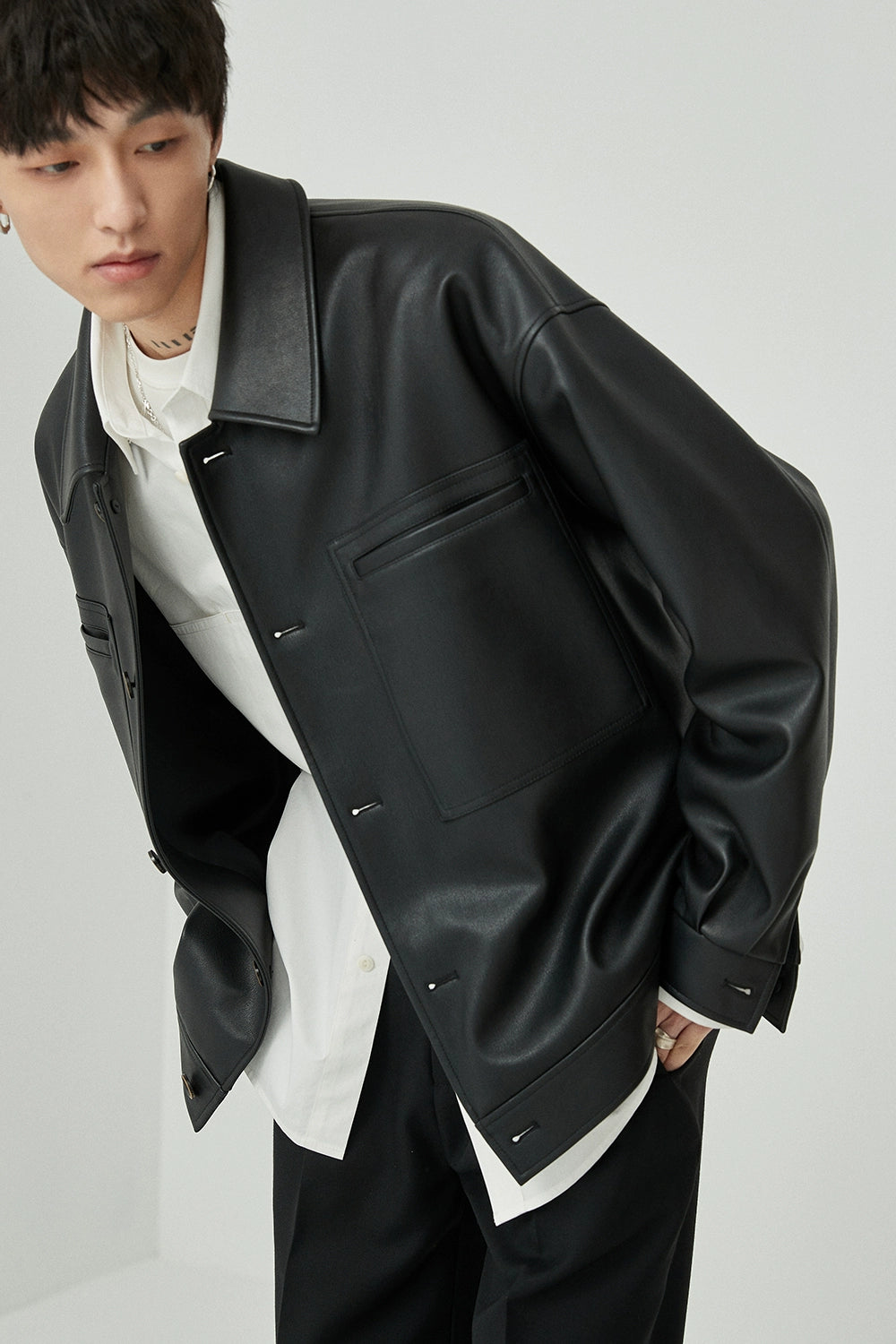 Chaqueta de cuero PU de gran tamaño de cuello cuadrado