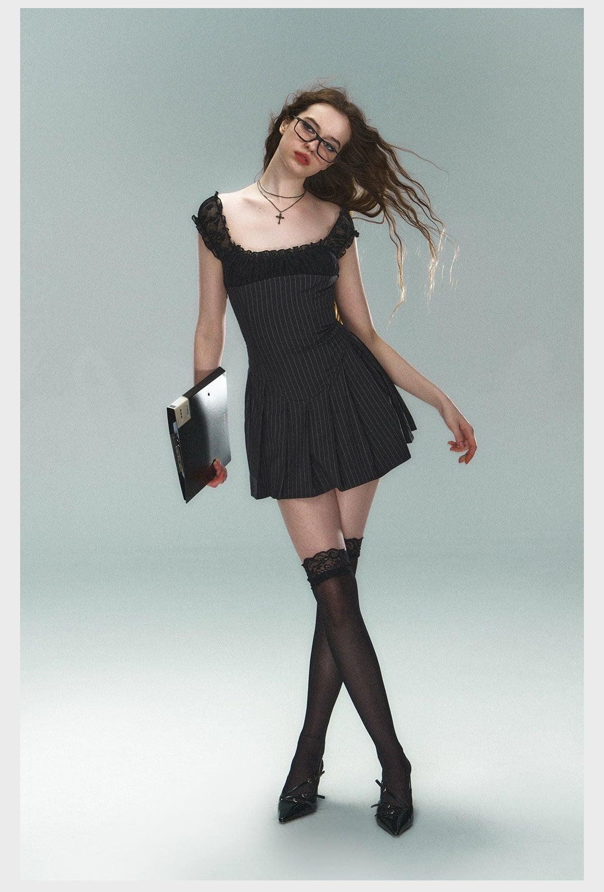 Robe mini-robe à pinson en dentelle - manche de casquette pour femmes en ajustement carré et robe de cocktail évasée
