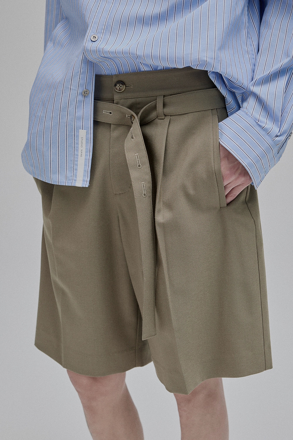 Pantalones cortos de longitud de longitud drapeada