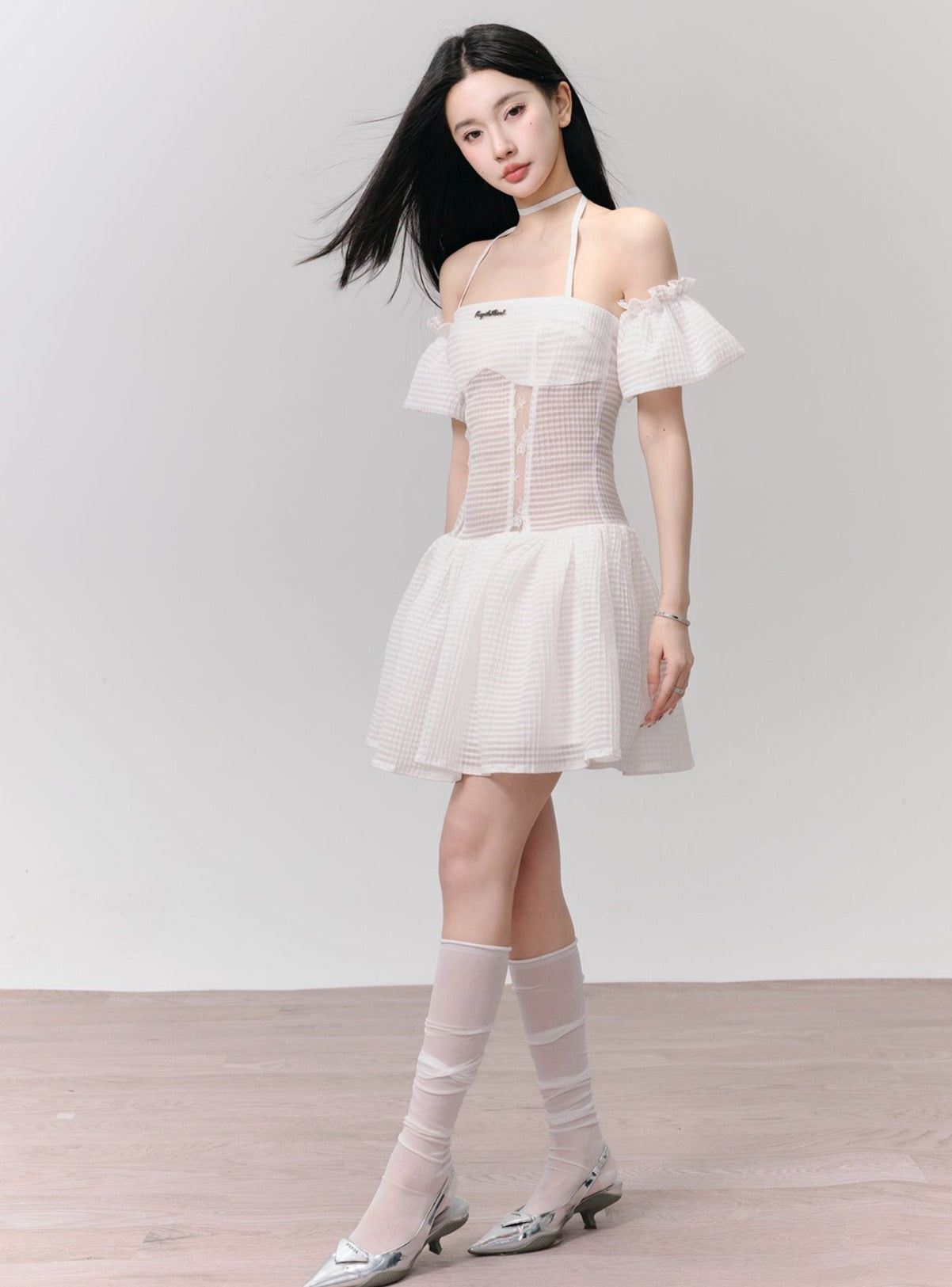 Weiße Ötenspitze Off-Shoulder Mini-Kleid mit Halsnackendetails