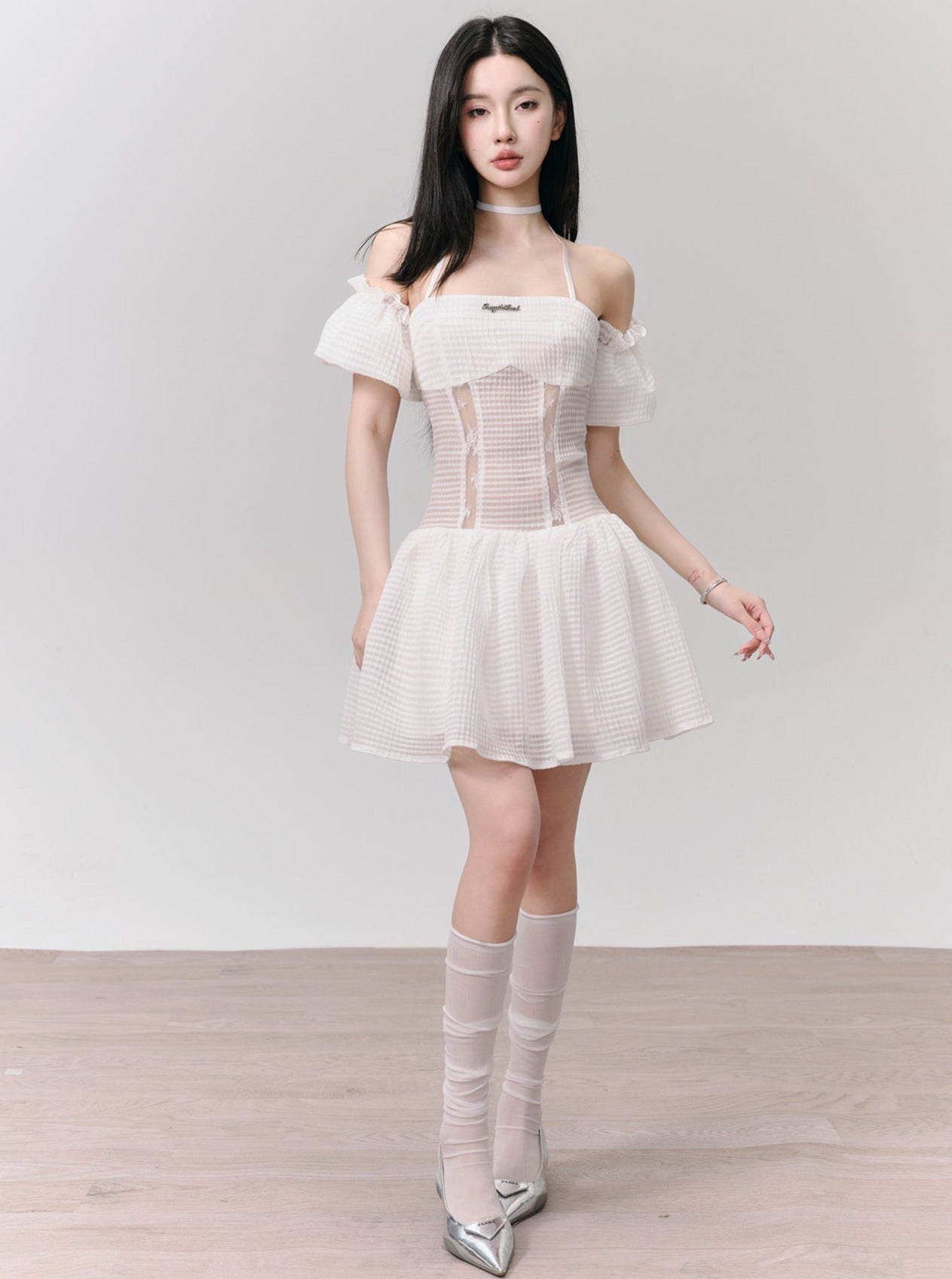 Weiße Ötenspitze Off-Shoulder Mini-Kleid mit Halsnackendetails