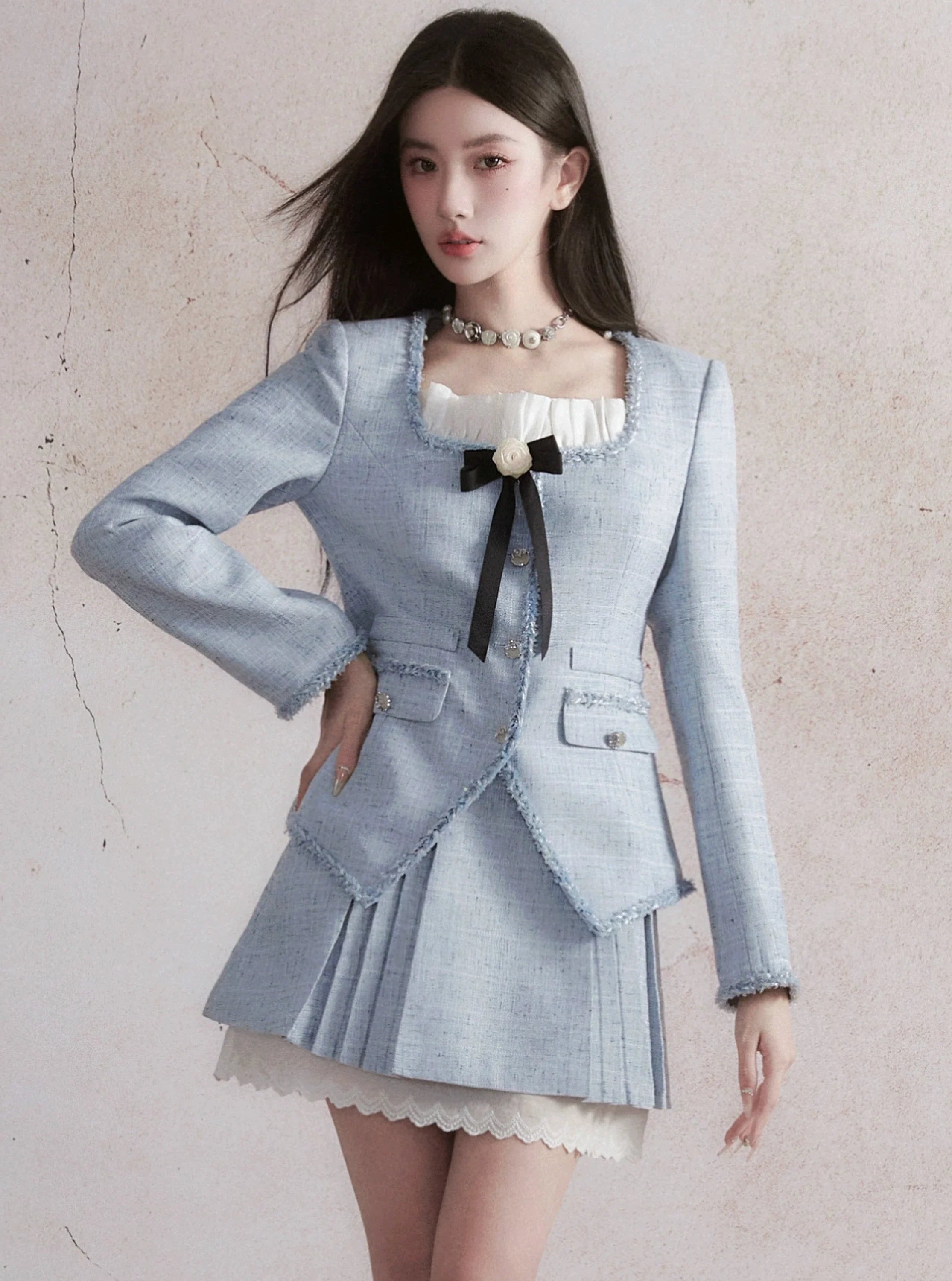 Blazer en tweed bleu pastel et jupe plissée avec garniture en dentelle