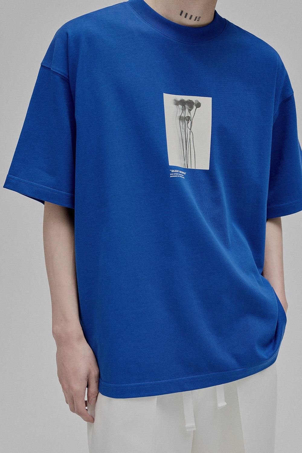 Camiseta de manga corta con estampado de silueta floral