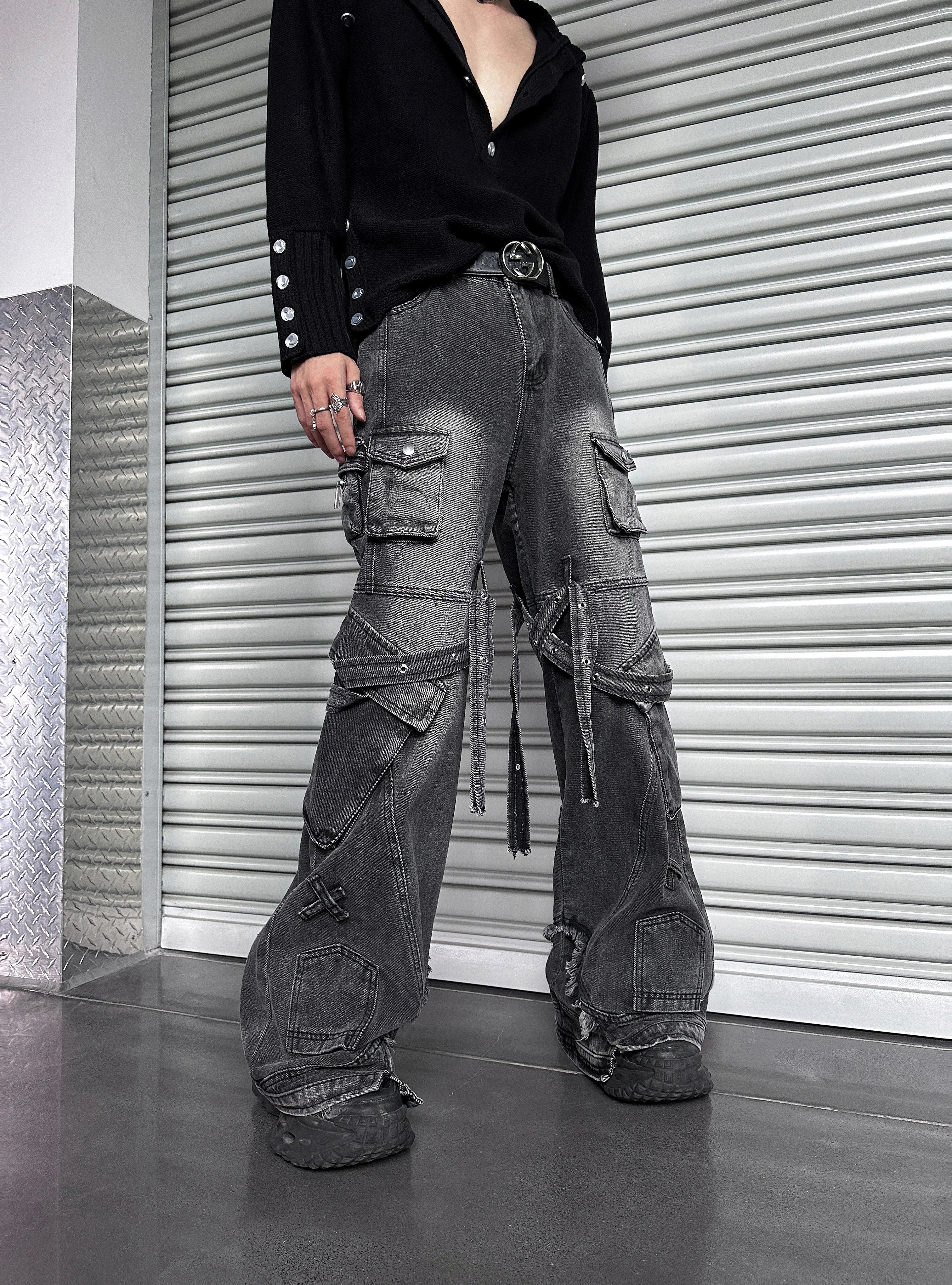 Grayscale Ruin Strapped-Cargo Flares