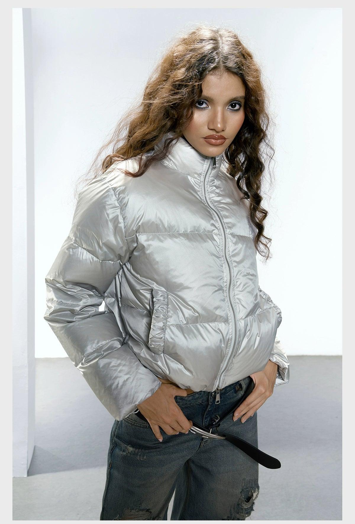 Golpe de chaqueta hinchadora recortada para mujer Pose - Pastel acolchado con cremallera con cremallera y bolsillos Ruchados