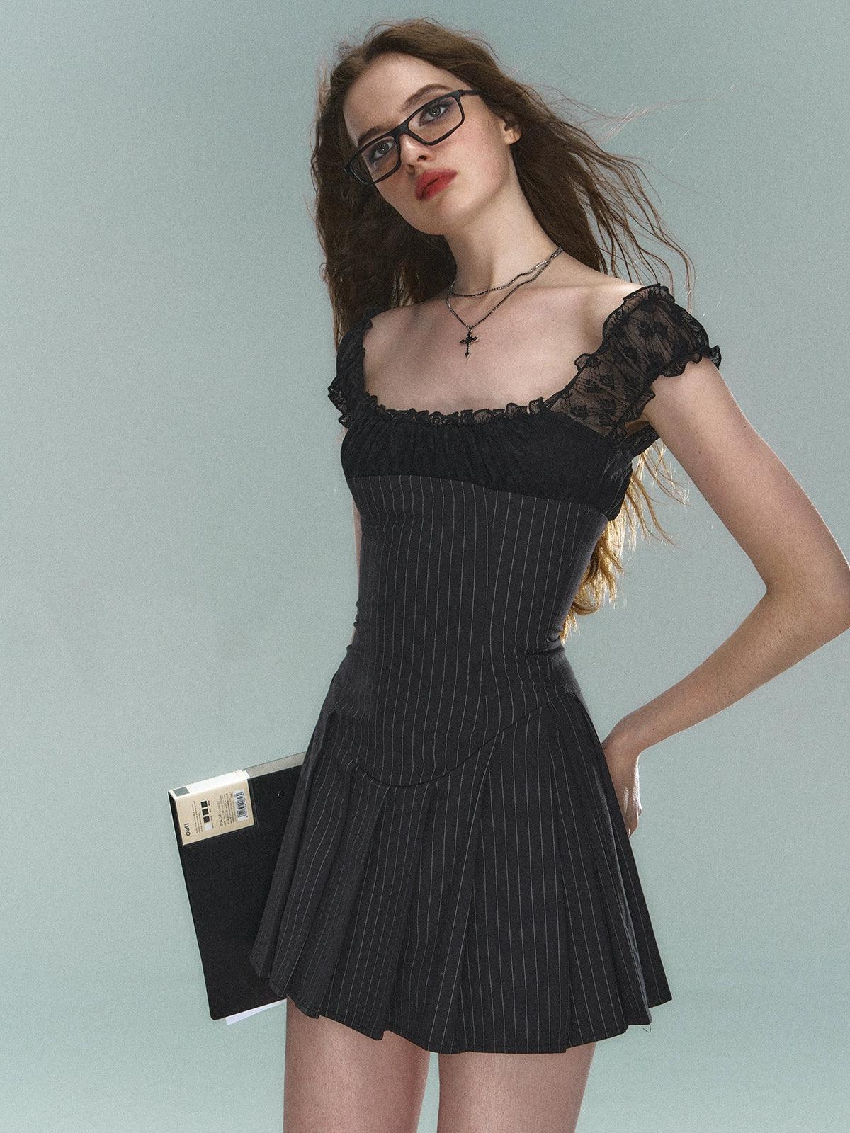 Robe mini-robe à pinson en dentelle - manche de casquette pour femmes en ajustement carré et robe de cocktail évasée