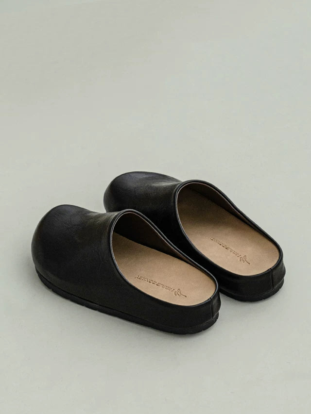 Minimalist Closed‑Toe Lounge Clogs