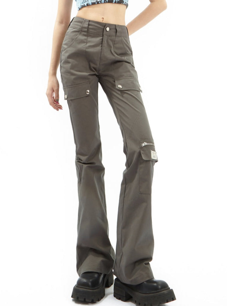 Pantalones de carga negros acampanados con múltiples bolsillos