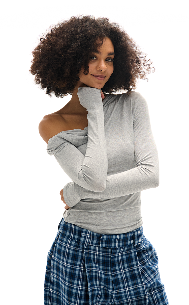 Décolleté asymétrique à manches longues