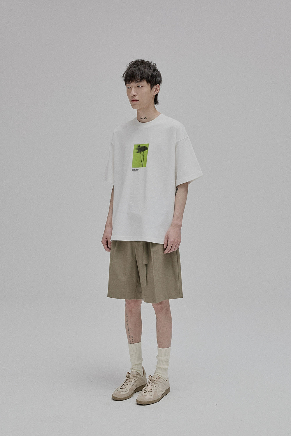Camiseta de manga corta con estampado de silueta floral