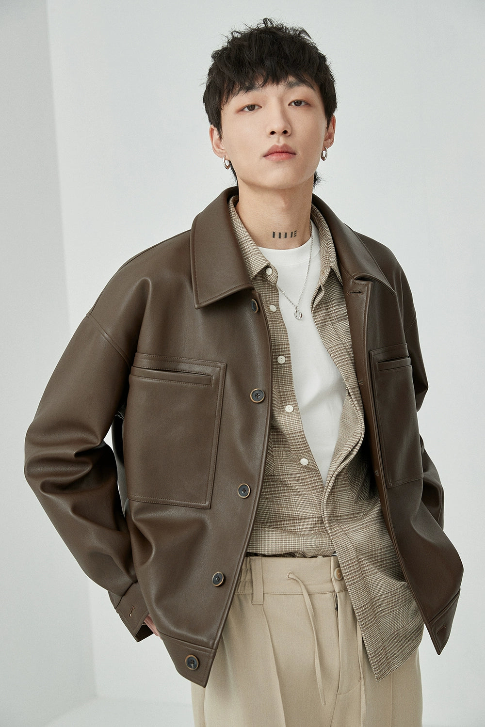 Chaqueta de cuero PU de gran tamaño de cuello cuadrado