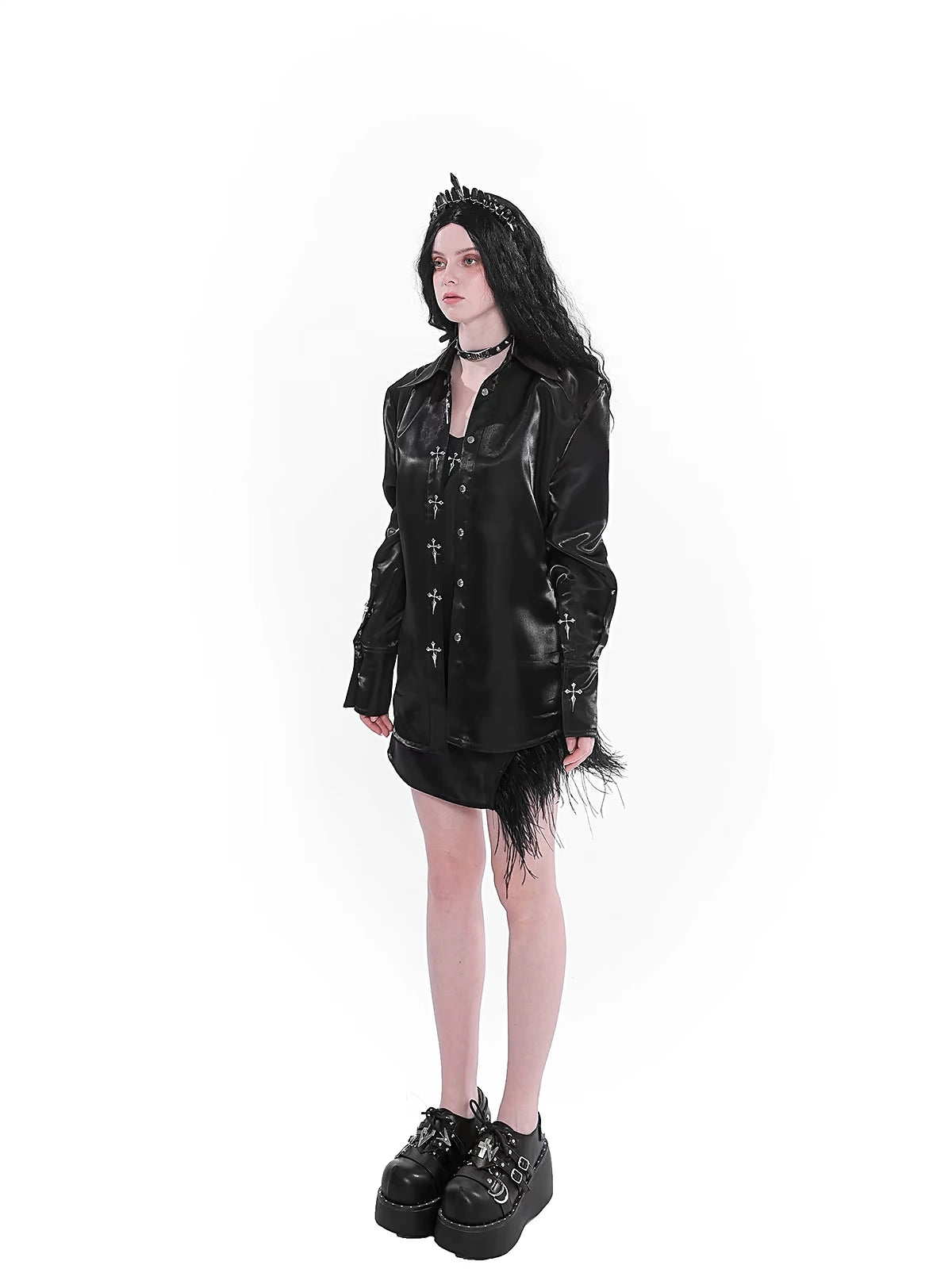 Yubaby Gothic Cross-Embroidered Satin-Hemd-Langarmbutton mit Federverkleidung