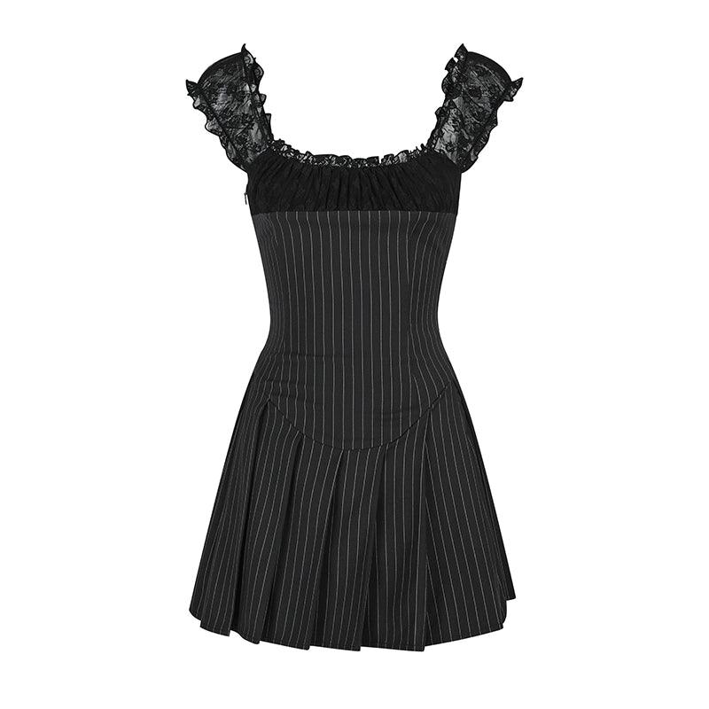 Robe mini-robe à pinson en dentelle - manche de casquette pour femmes en ajustement carré et robe de cocktail évasée