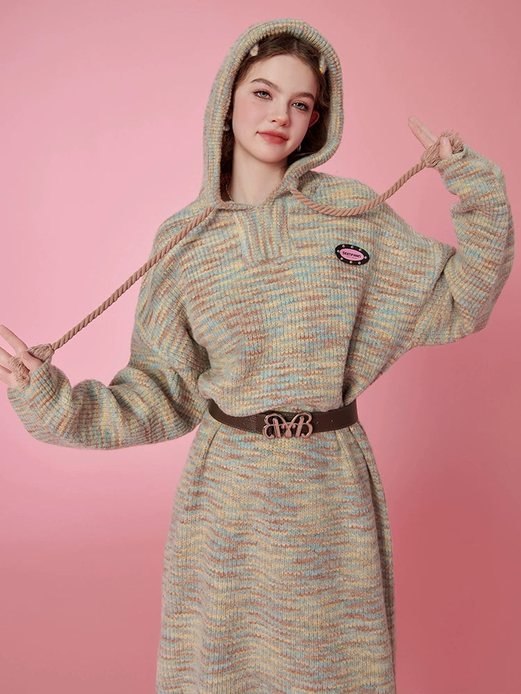 Vestido midi de suéter con capucha