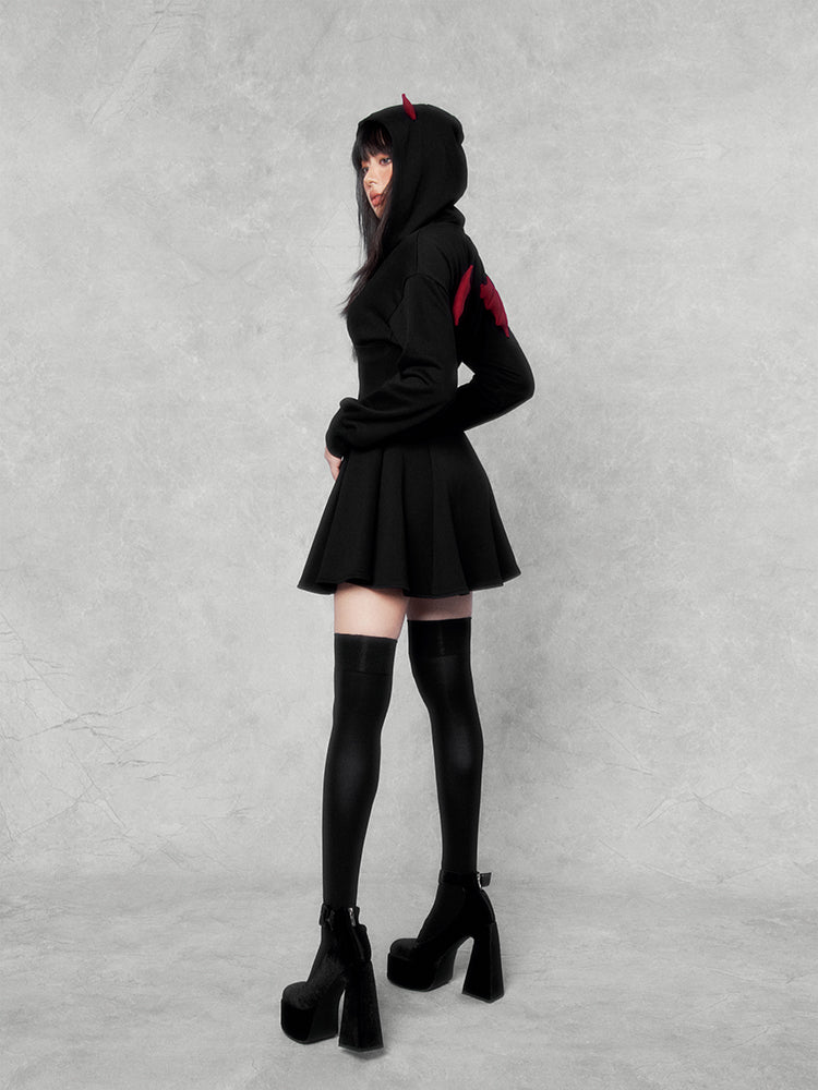 Vestido de sudadera con capucha del ala de diablo