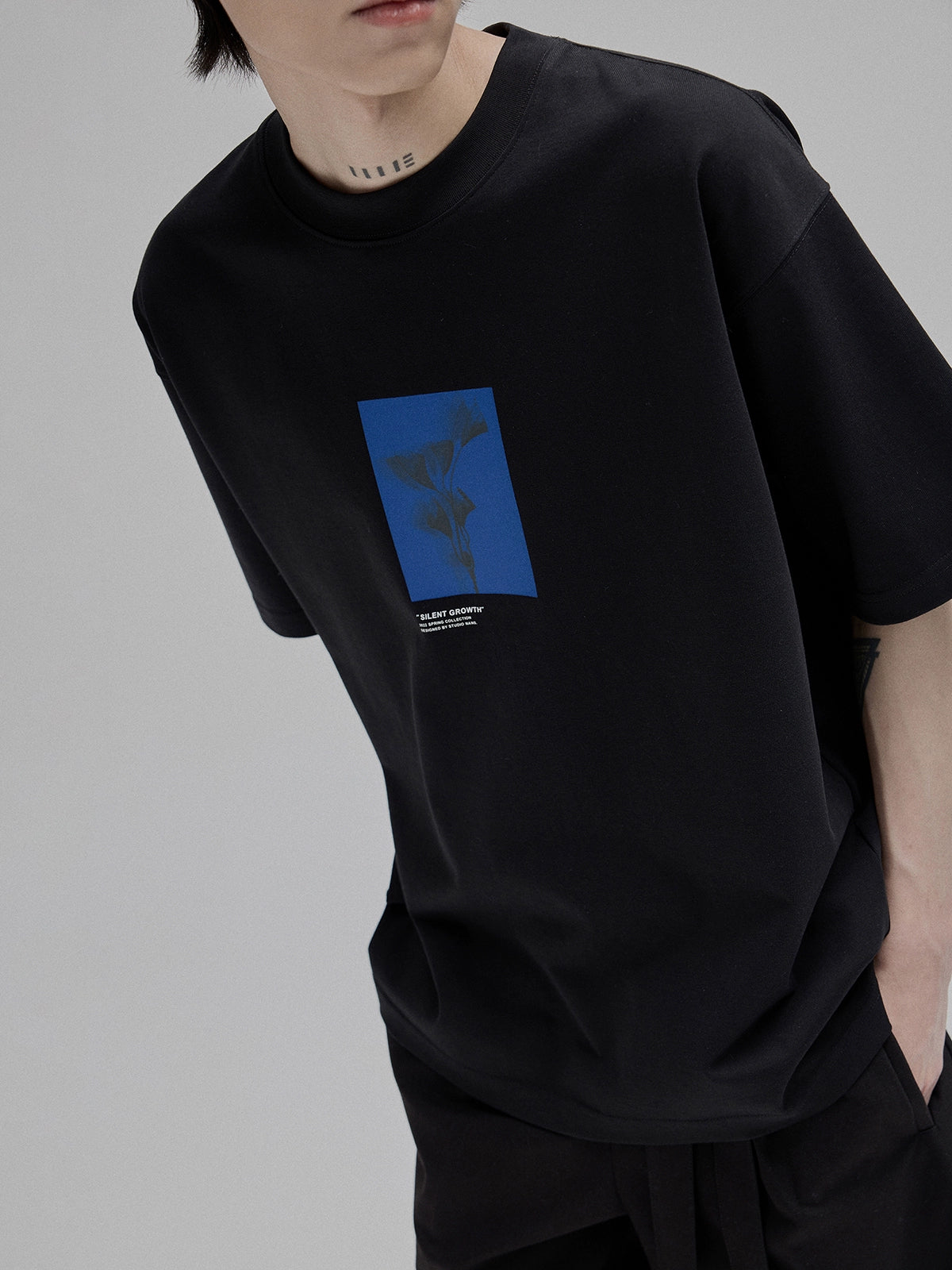Camiseta de manga corta con estampado de silueta floral