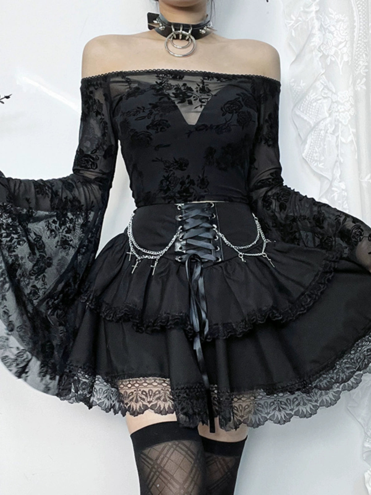 Wannathis Gothic Lolita Mini Jupe - Rouffle noire à la taille à lacets et chaînes transversales