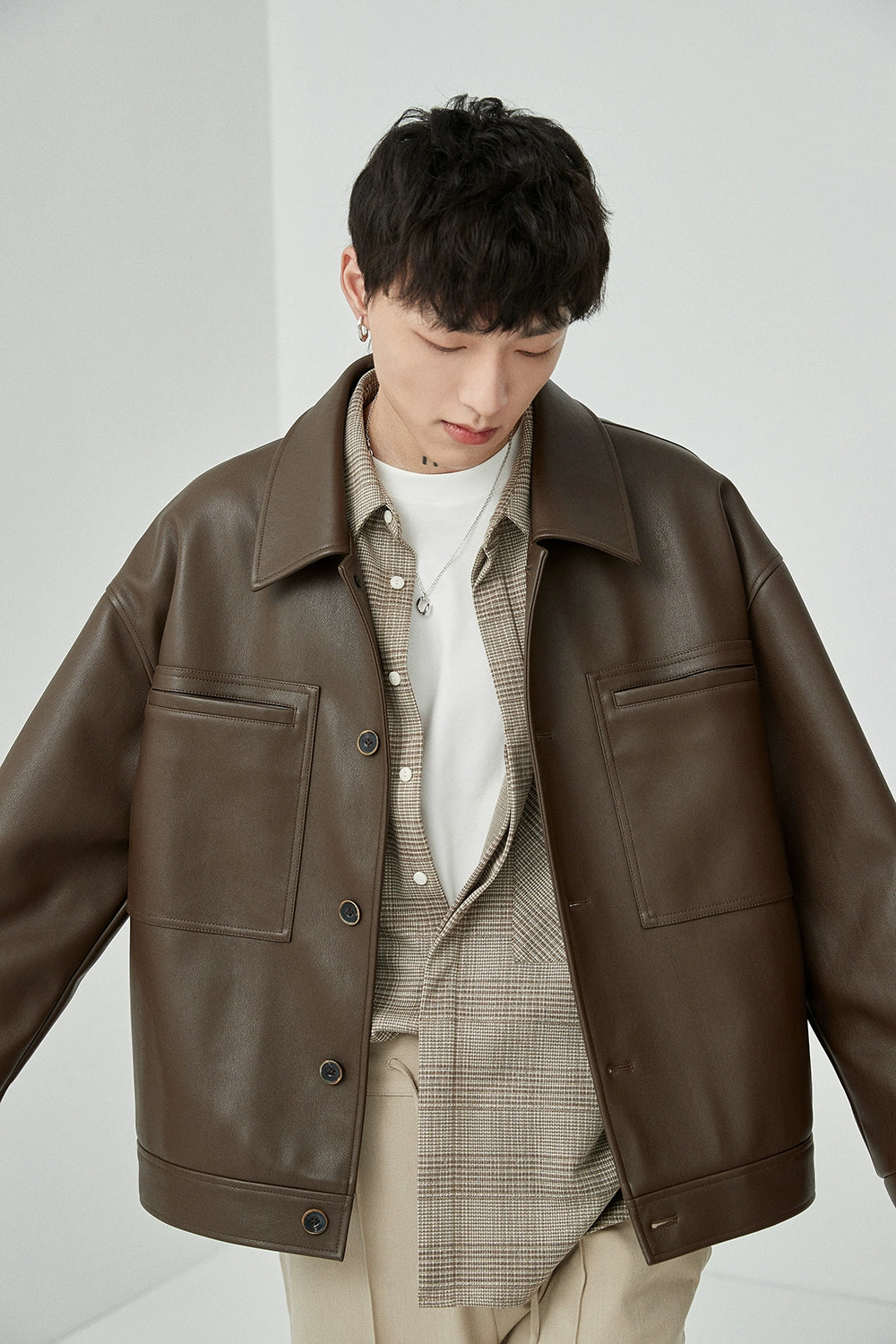 Chaqueta de cuero PU de gran tamaño de cuello cuadrado