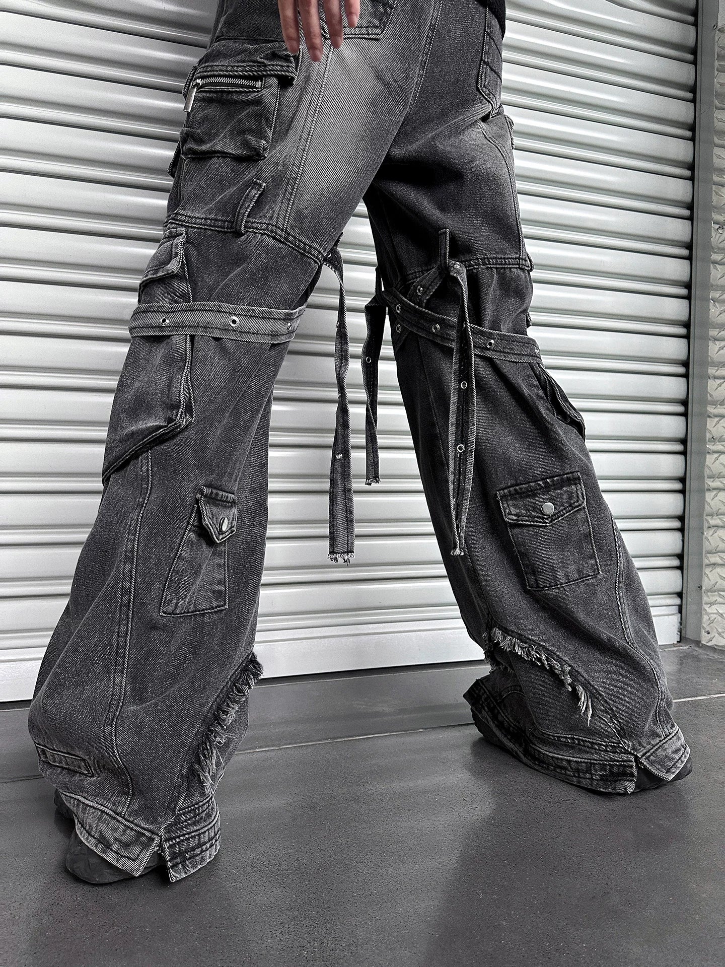 Grayscale Ruin Strapped-Cargo Flares