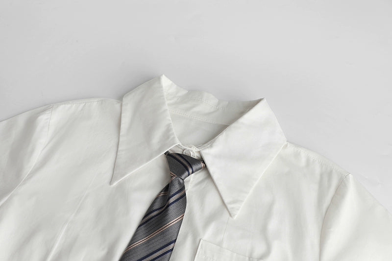 Weißes Kurzarmhemd mit Krawatten-JK-Stil