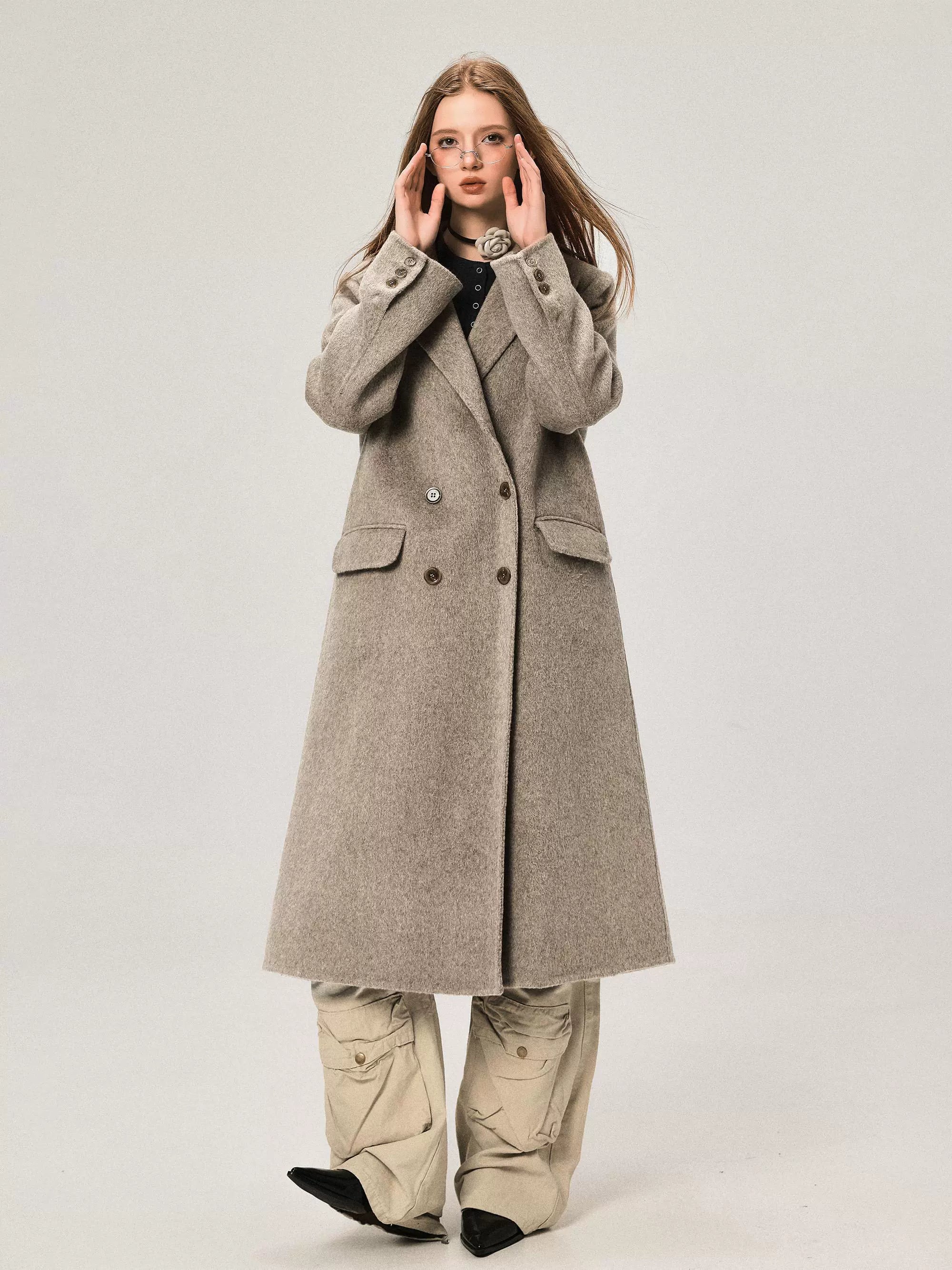 Manteau de laine d'épaule régulière de longueur