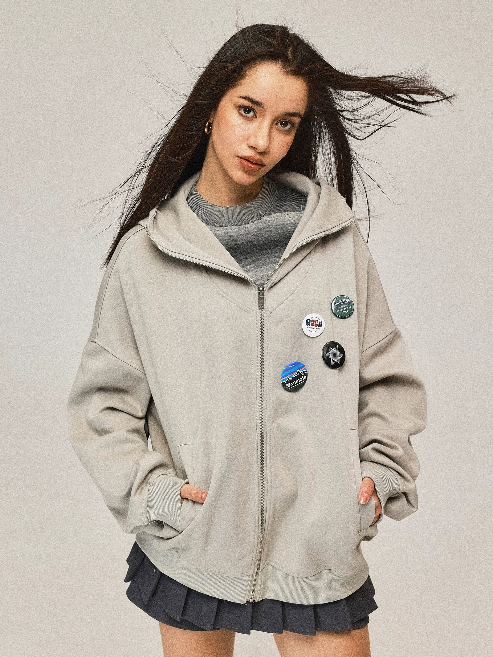 Manteau gris à capuche zippé