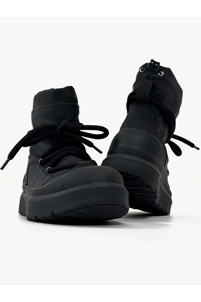 Black Winter Boots with Chunky Soles and Fleece Lining