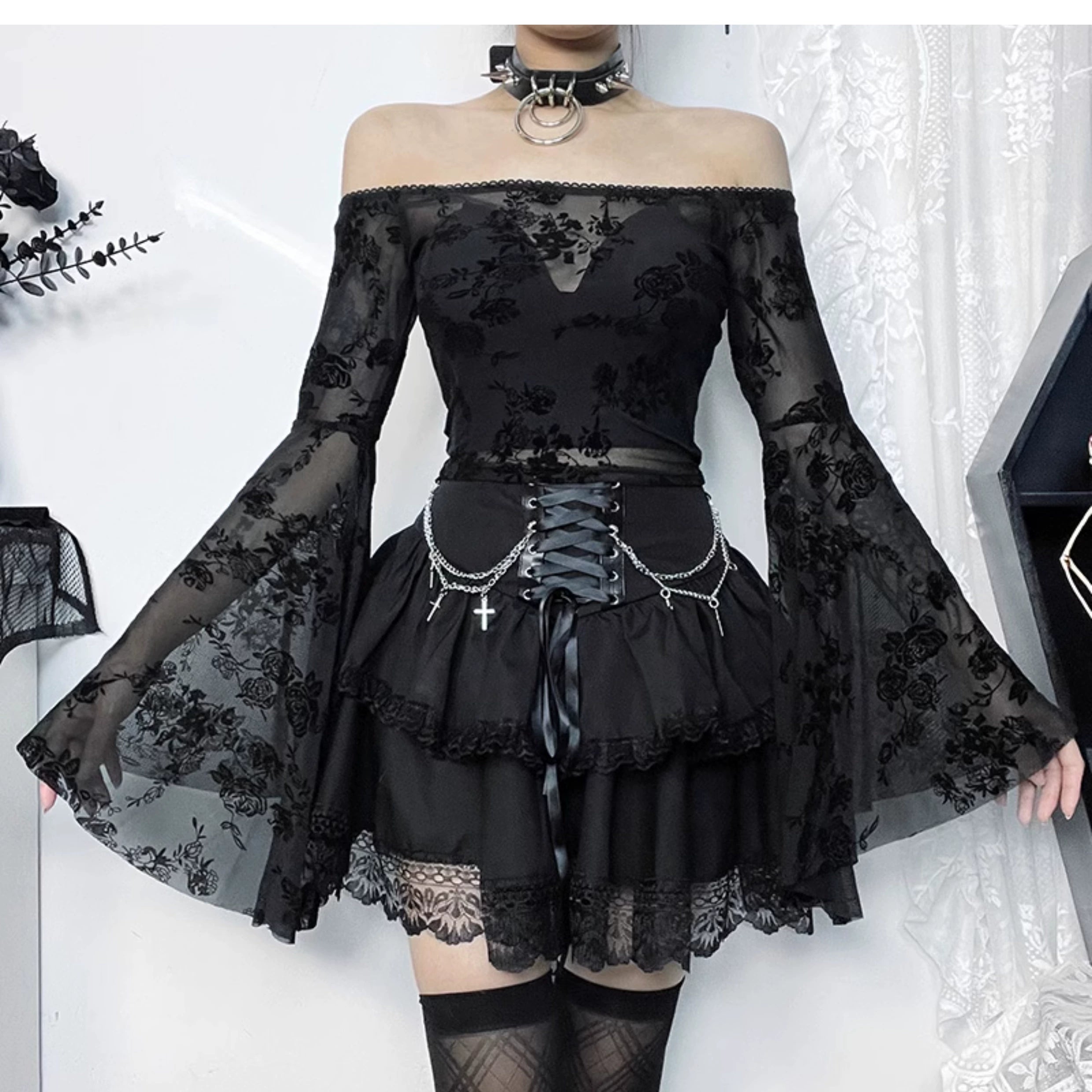 Wannathis Gothic Lolita Mini Jupe - Rouffle noire à la taille à lacets et chaînes transversales