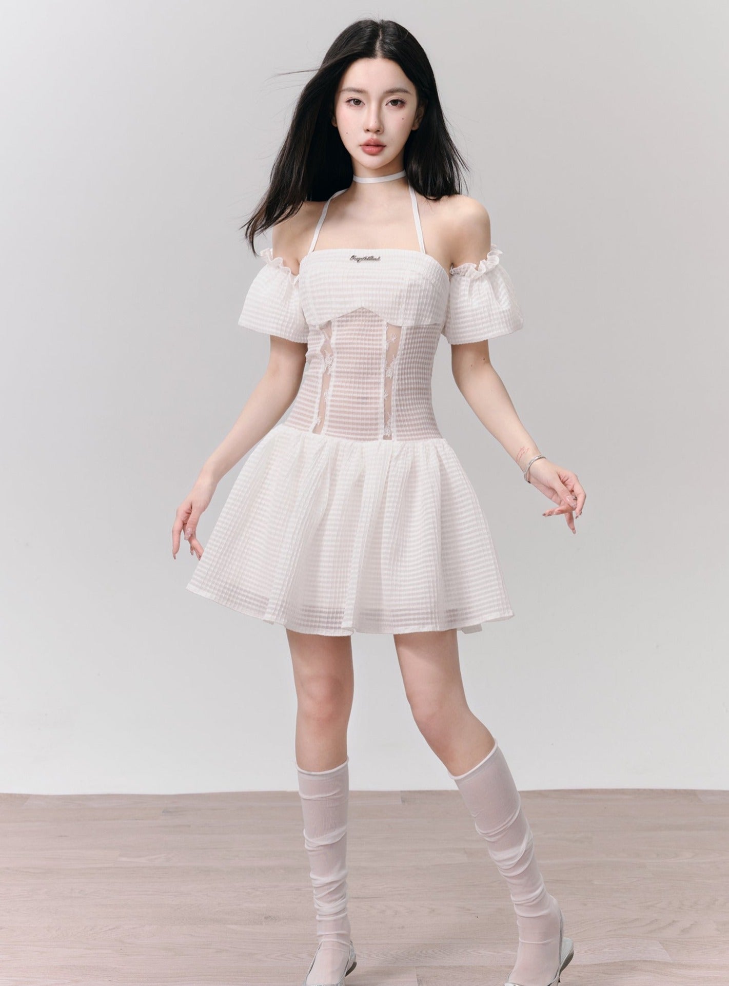 Weiße Ötenspitze Off-Shoulder Mini-Kleid mit Halsnackendetails
