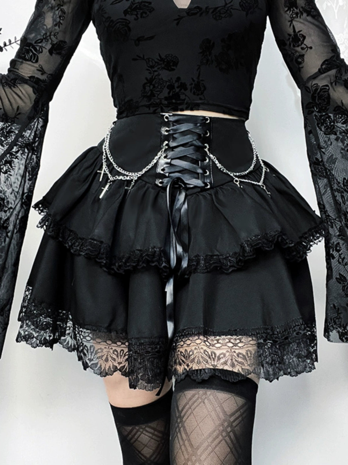 Wannathis Gothic Lolita Mini Jupe - Rouffle noire à la taille à lacets et chaînes transversales