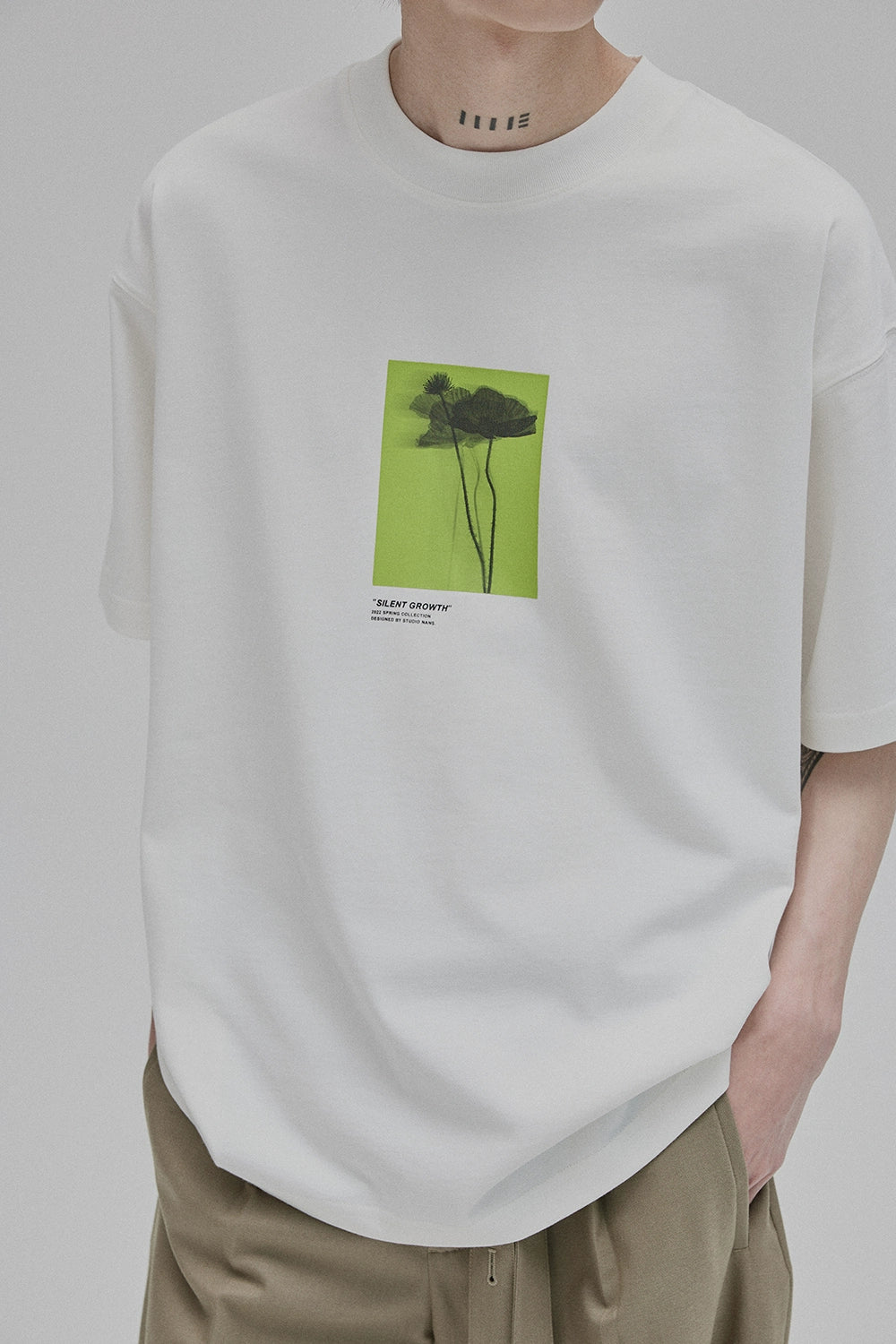 Camiseta de manga corta con estampado de silueta floral