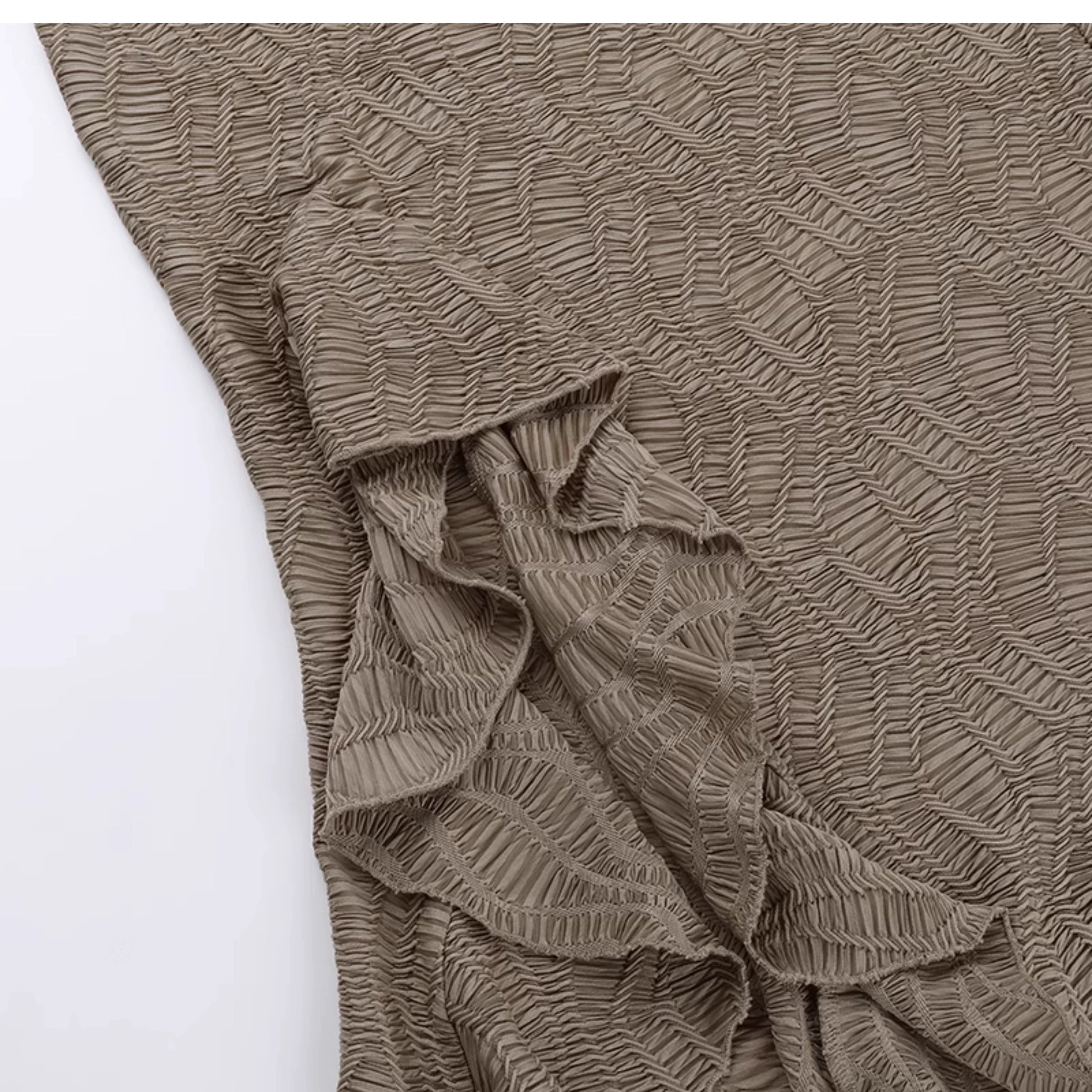 Wannathis Avantgarde -Kapuze Maxi Kleid - Taupe kaltes Schulterkleid mit Rüschendetails