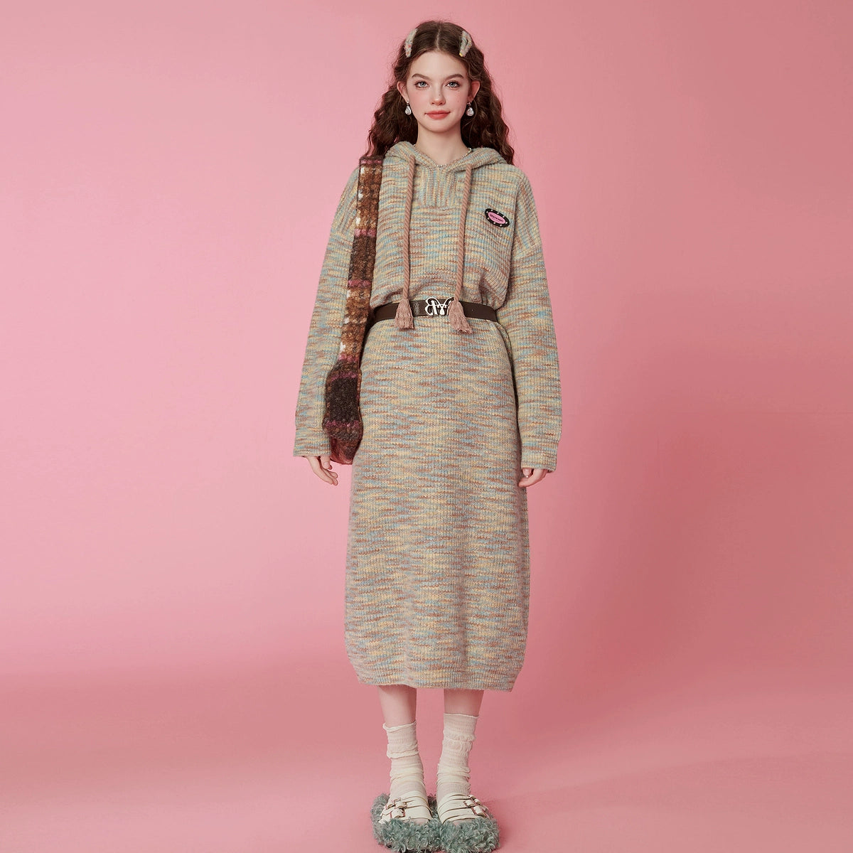 Vestido midi de suéter con capucha