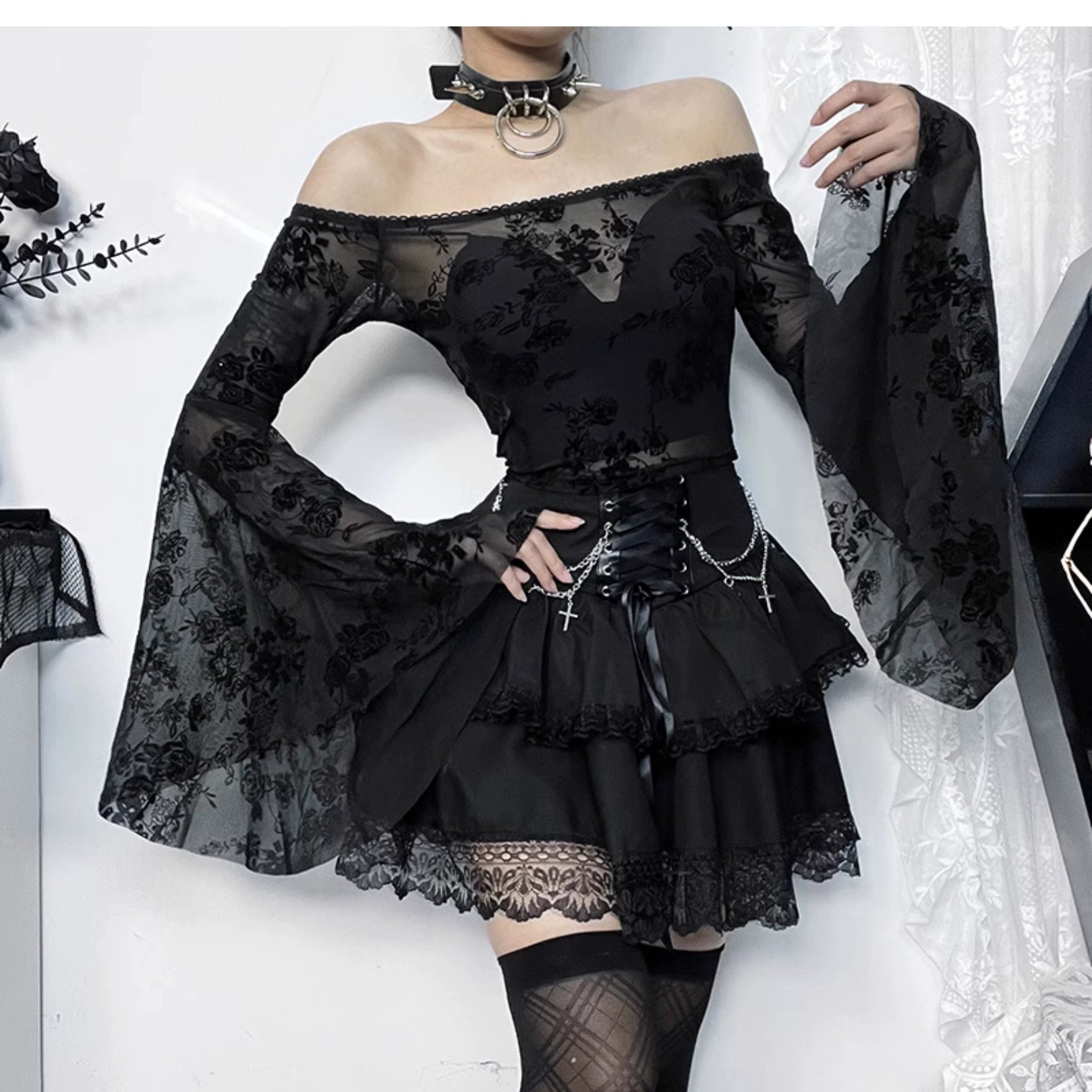 Wannathis Gothic Lolita Mini Jupe - Rouffle noire à la taille à lacets et chaînes transversales