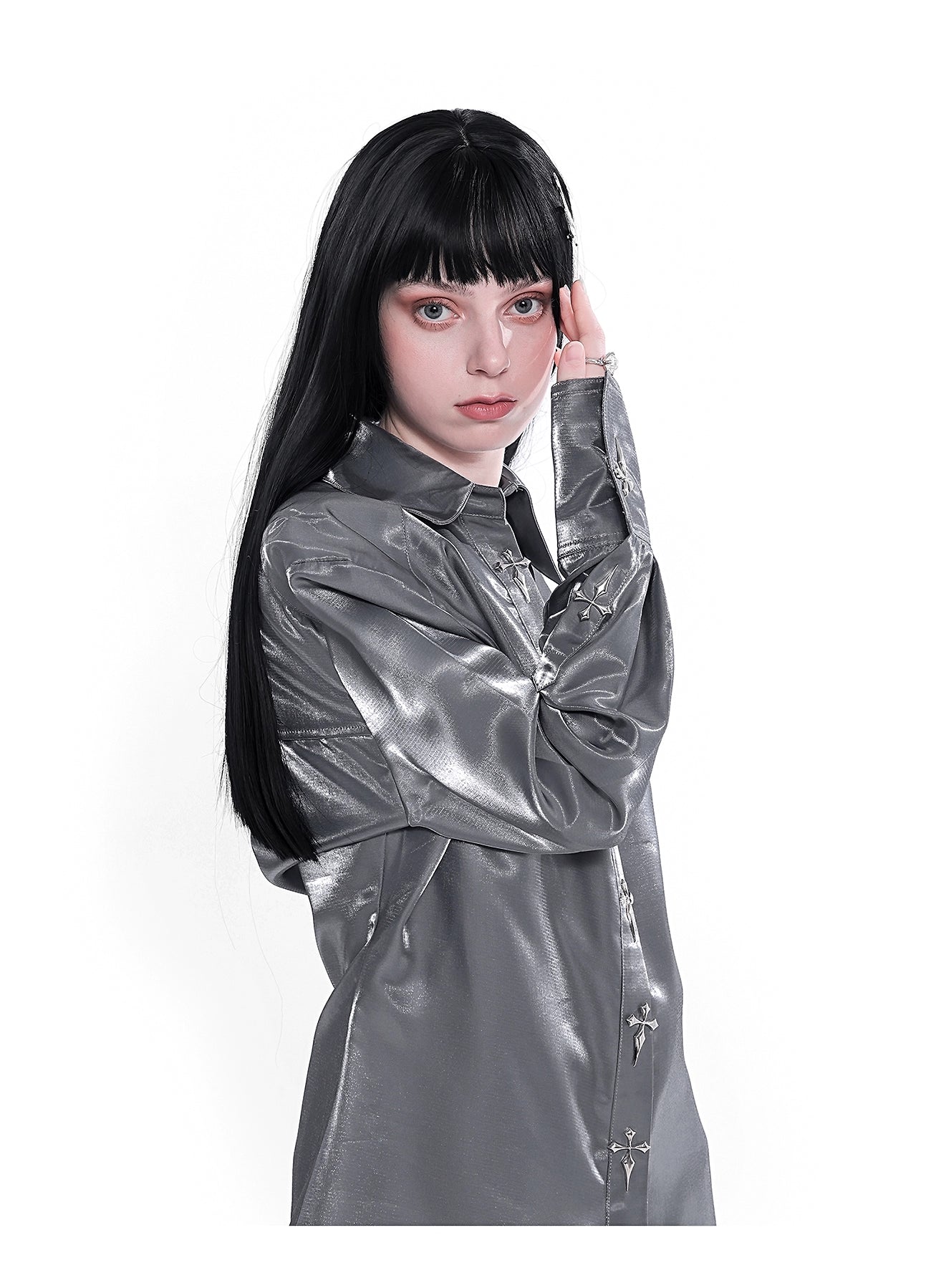 Yubaby Gothic Cross-Embroidered Satin-Hemd-Langarmbutton mit Federverkleidung