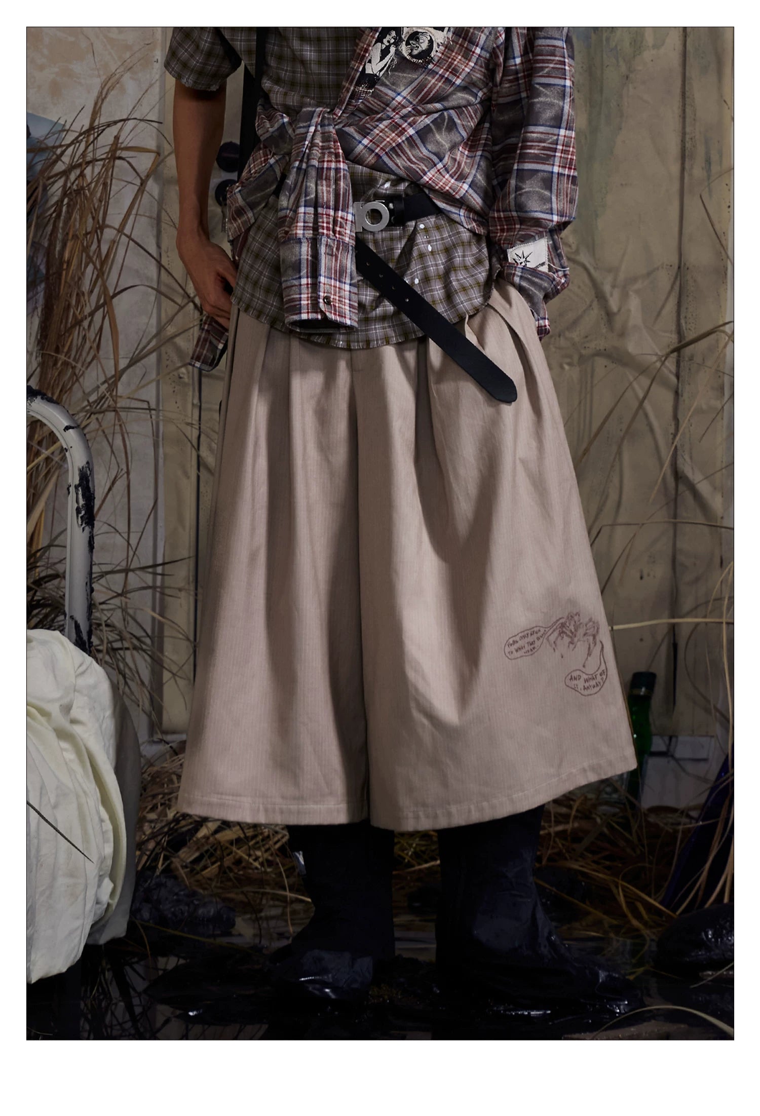 Language Blade Pleated Cropped Trousers - cropped detail view